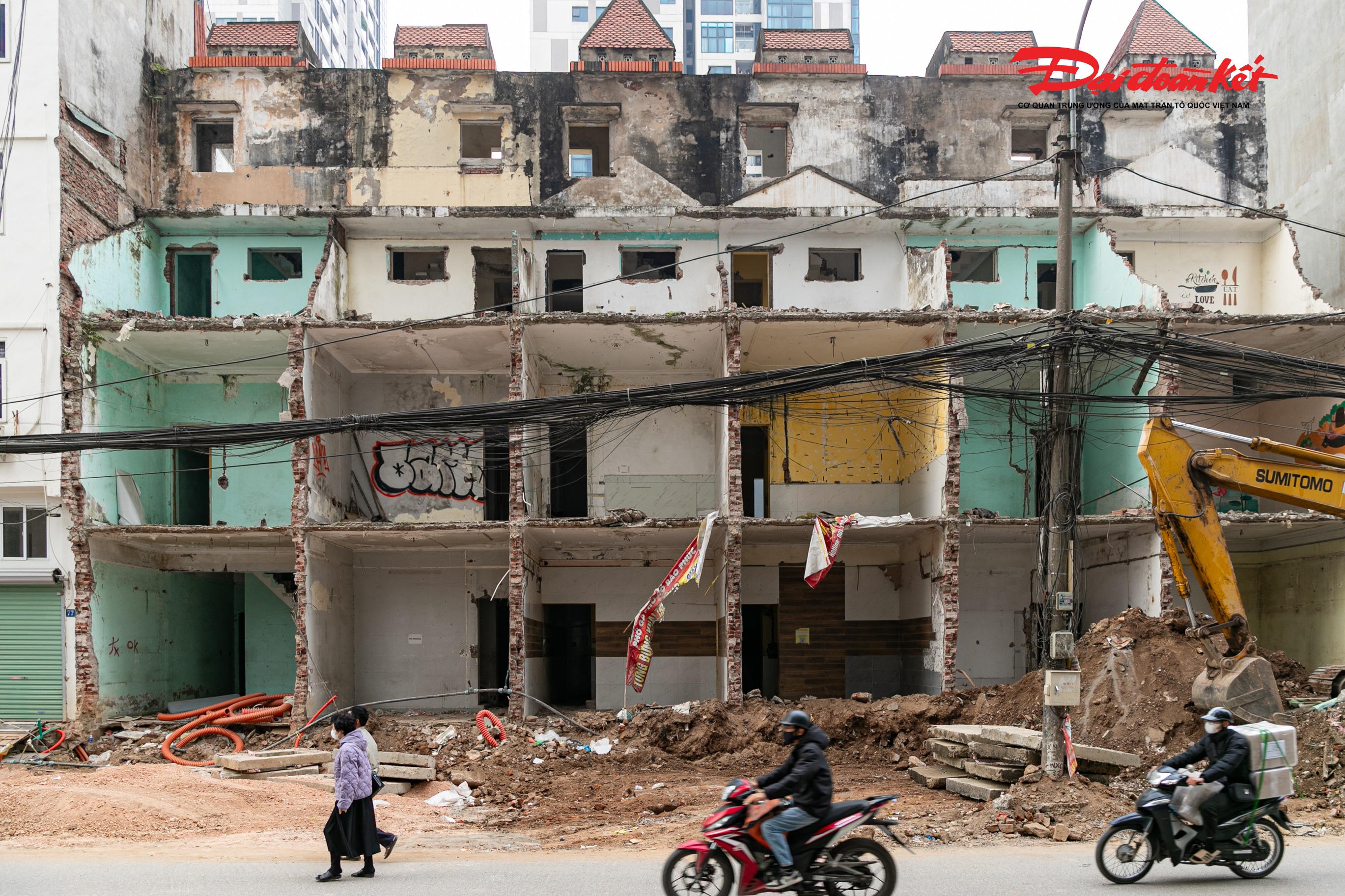 Từ 1/7/2025, sau khi vận hành chính quyền địa phương hai cấp, dự án mở rộng đường Nguyễn Tuân được chuyển giao cho UBND phường Thanh Xuân làm chủ đầu tư. Việc thay đổi chủ đầu tư, quy trình và thủ tục đấu thầu khiến một số gói thầu chậm tiến độ. Do đó, thời điểm hoàn thành toàn bộ công trình được lùi đến tháng 3/2026, thay vì năm 2025.. 