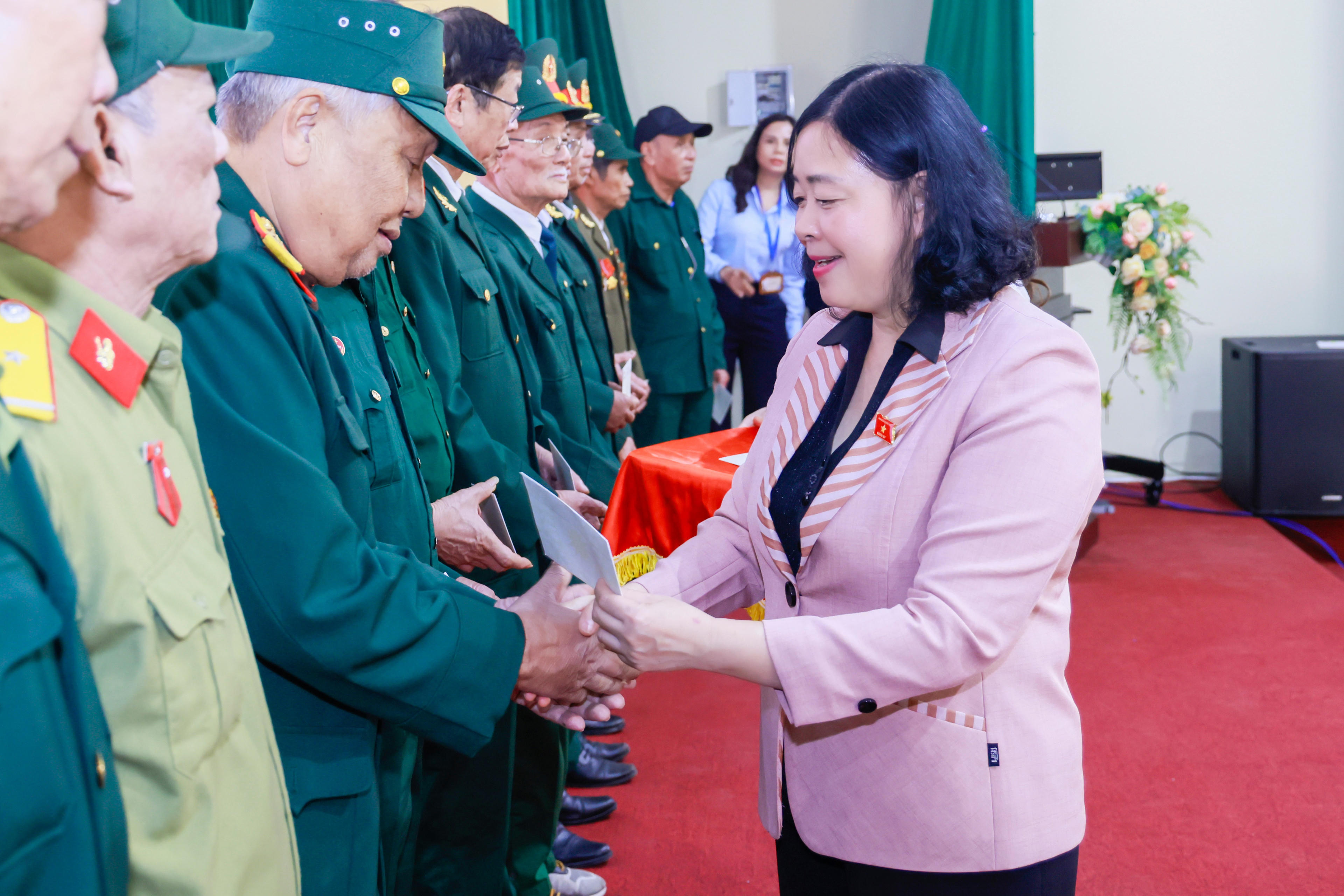 Bà Bùi Thị Minh Hoài, Ủy viên Bộ Chính trị, Bí thư Trung ương Đảng, Bí thư Đảng ủy MTTQ, các đoàn thể Trung ương, Chủ tịch Ủy ban Trung ương MTTQ Việt Nam tặng quà cho các cựu chiến binh tại cuộc tiếp xúc cử tri ngày 19/12/2025. Ảnh: Quang Vinh