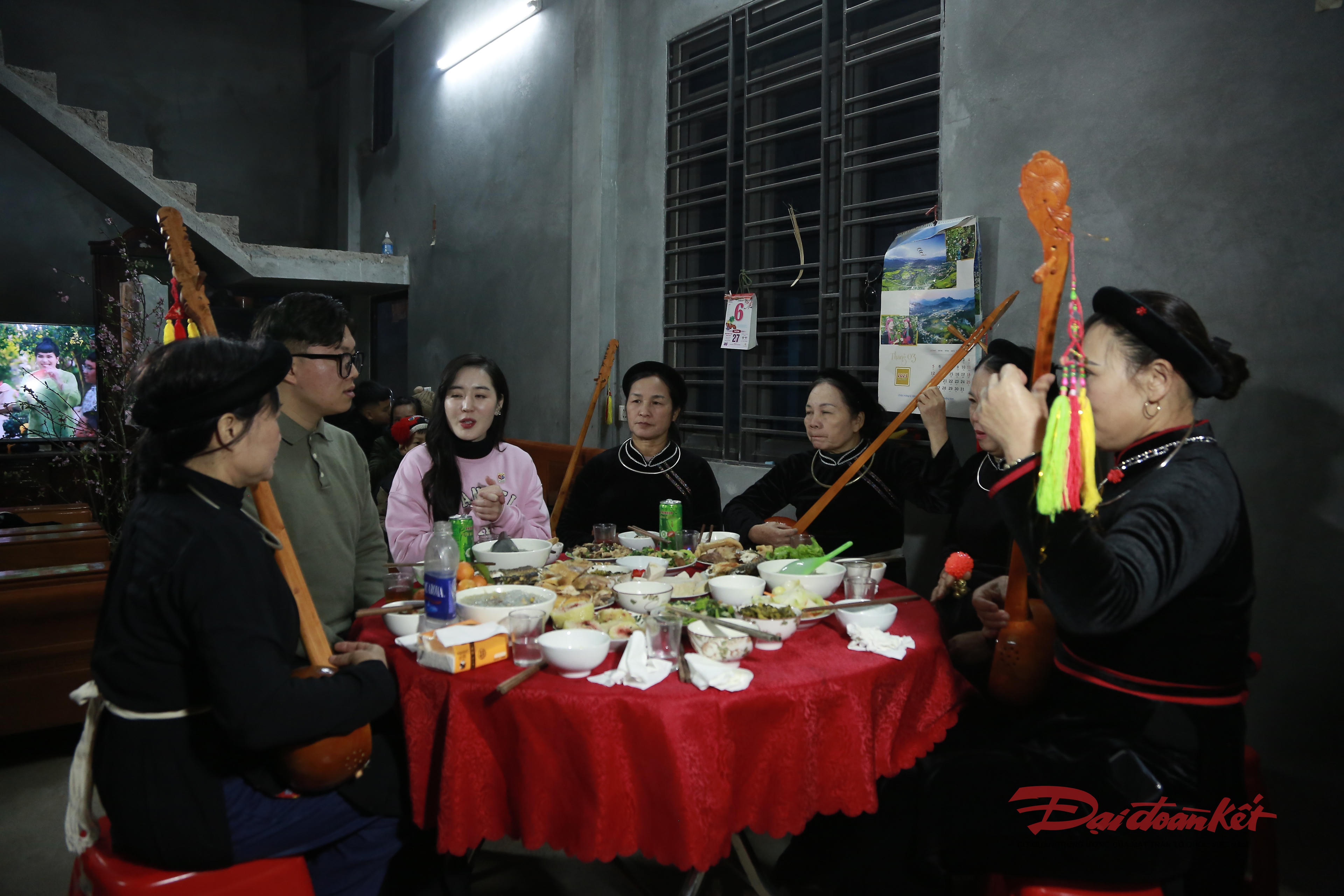 Lễ mừng cơm mới đầm ấm, yên vui mà bình dị.gửi gắm ước vọng về cuộc sống thêm no ấm, đủ đầy, là những nét phong tục truyền thống đẹp  được gìn giữ, lưu truyền ngàn đời.