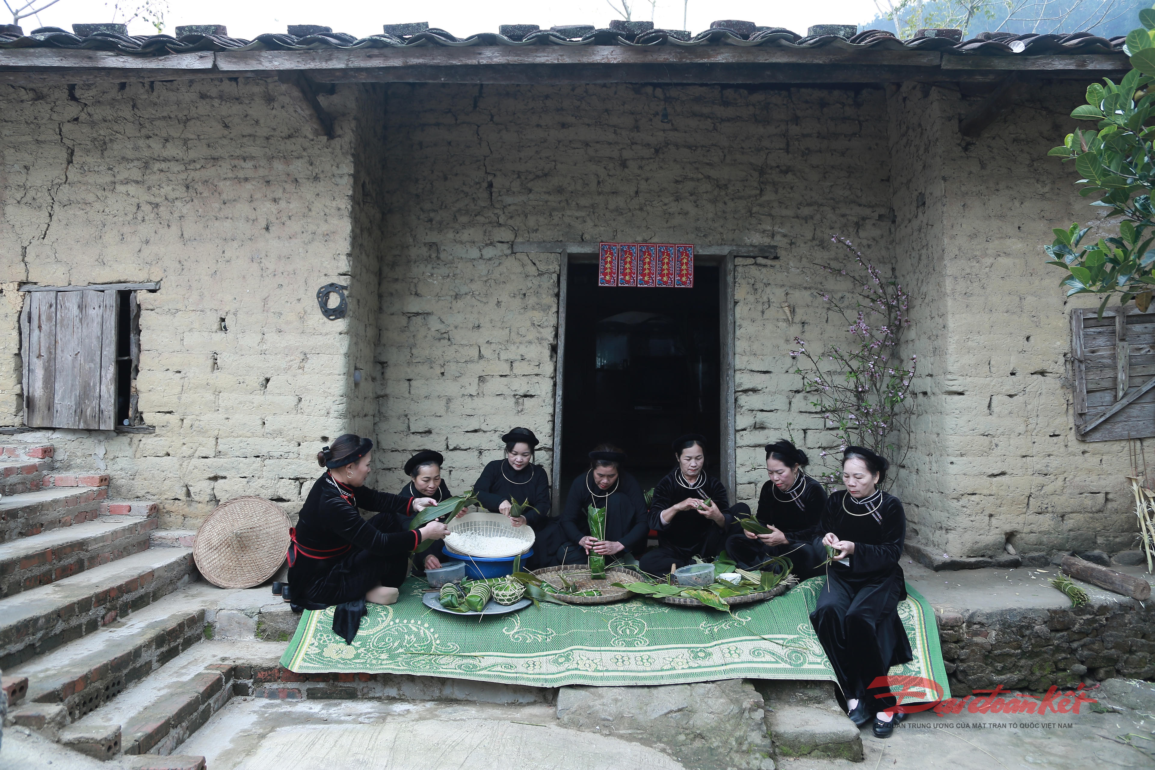 Phụ nữ Tày tập trung gói bánh chưng.&nbsp;