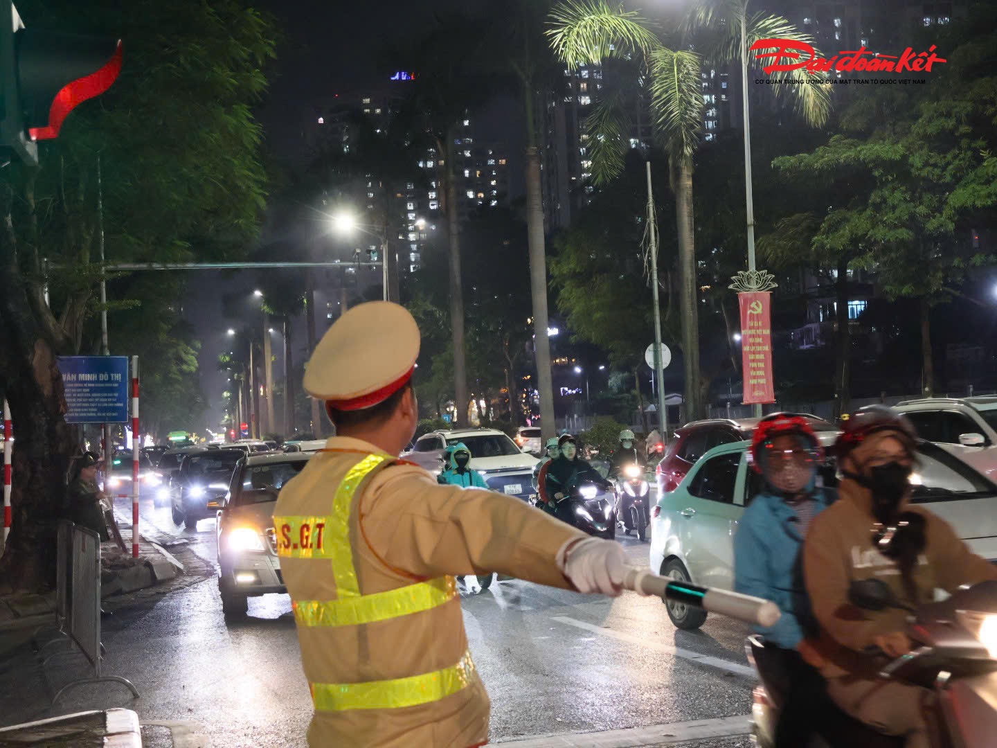 Buổi diễn tập được tổ chức vào tối 18/1/2026, với sự tham gia của nhiều lực lượng Công an thành phố; trong đó, lực lượng Cảnh sát giao thông giữ vai trò nòng cốt trong tổ chức phân luồng, điều tiết giao thông, hướng dẫn phương tiện lưu thông an toàn trên các tuyến đường dẫn đến khu vực tổ chức Chương trình và các tuyến trọng điểm xung quanh.