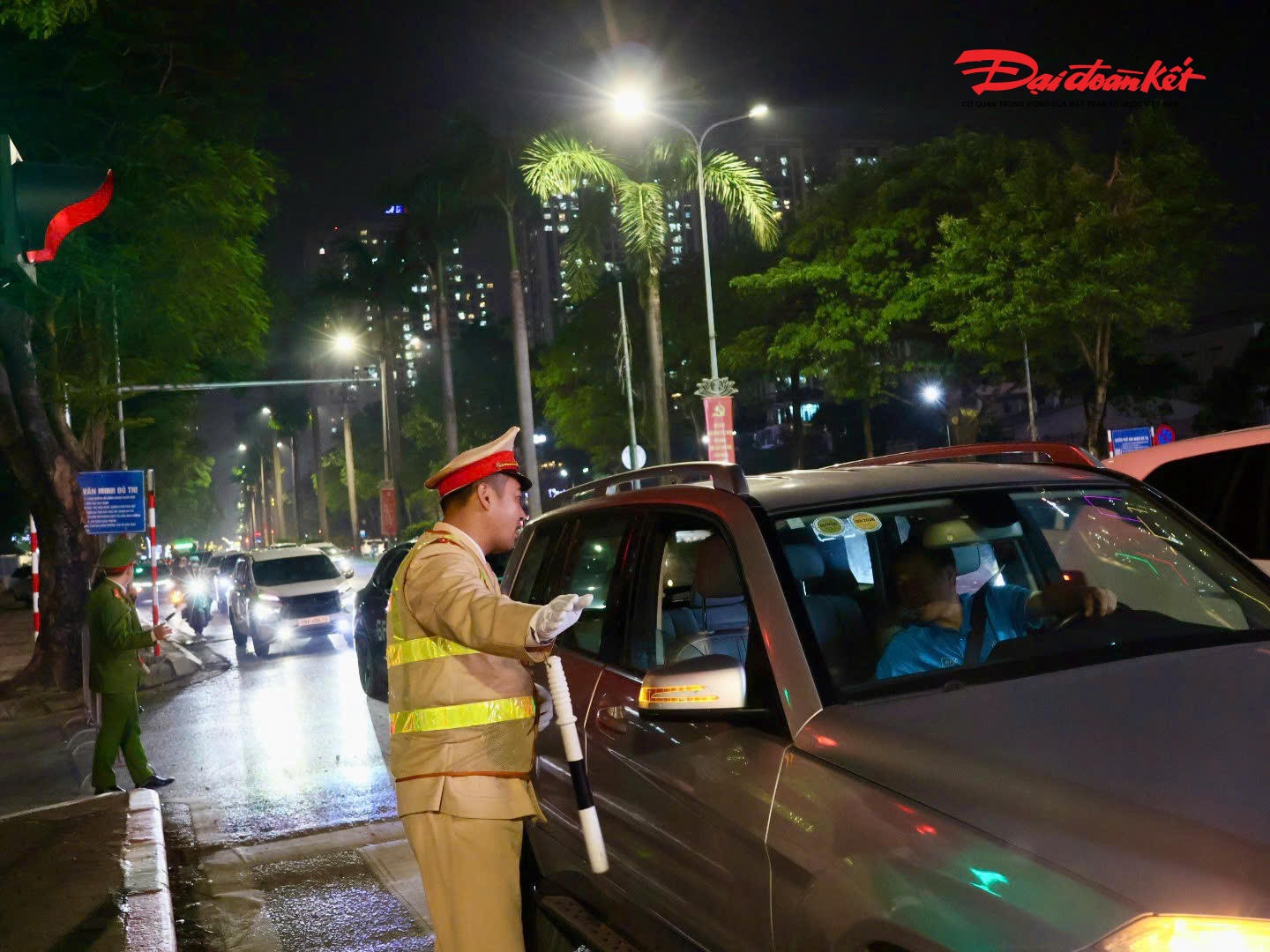 Trong quá trình diễn tập, các phương án phân luồng giao thông từ xa, phân luồng linh hoạt tại khu vực tổ chức Chương trình được triển khai đồng bộ; lực lượng Cảnh sát giao thông bố trí tại các nút giao thông trọng yếu, chủ động điều tiết, hướng dẫn các phương tiện lưu thông theo đúng phương án đã xây dựng, không để xảy ra ùn tắc, xung đột giao thông. Các tình huống giả định phát sinh trong điều kiện đông người, đông phương tiện được xử lý kịp thời, đúng quy trình, bảo đảm an toàn tuyệt đối.