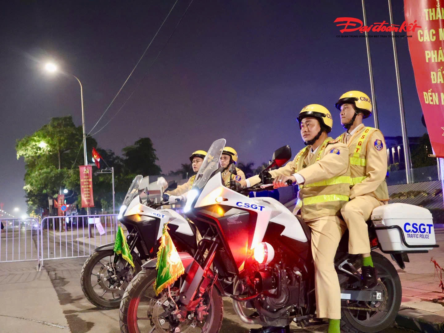 Các tổ tuần tra lưu động bảo đảm TTATGT quanh khu vực diễn ra sự kiện.