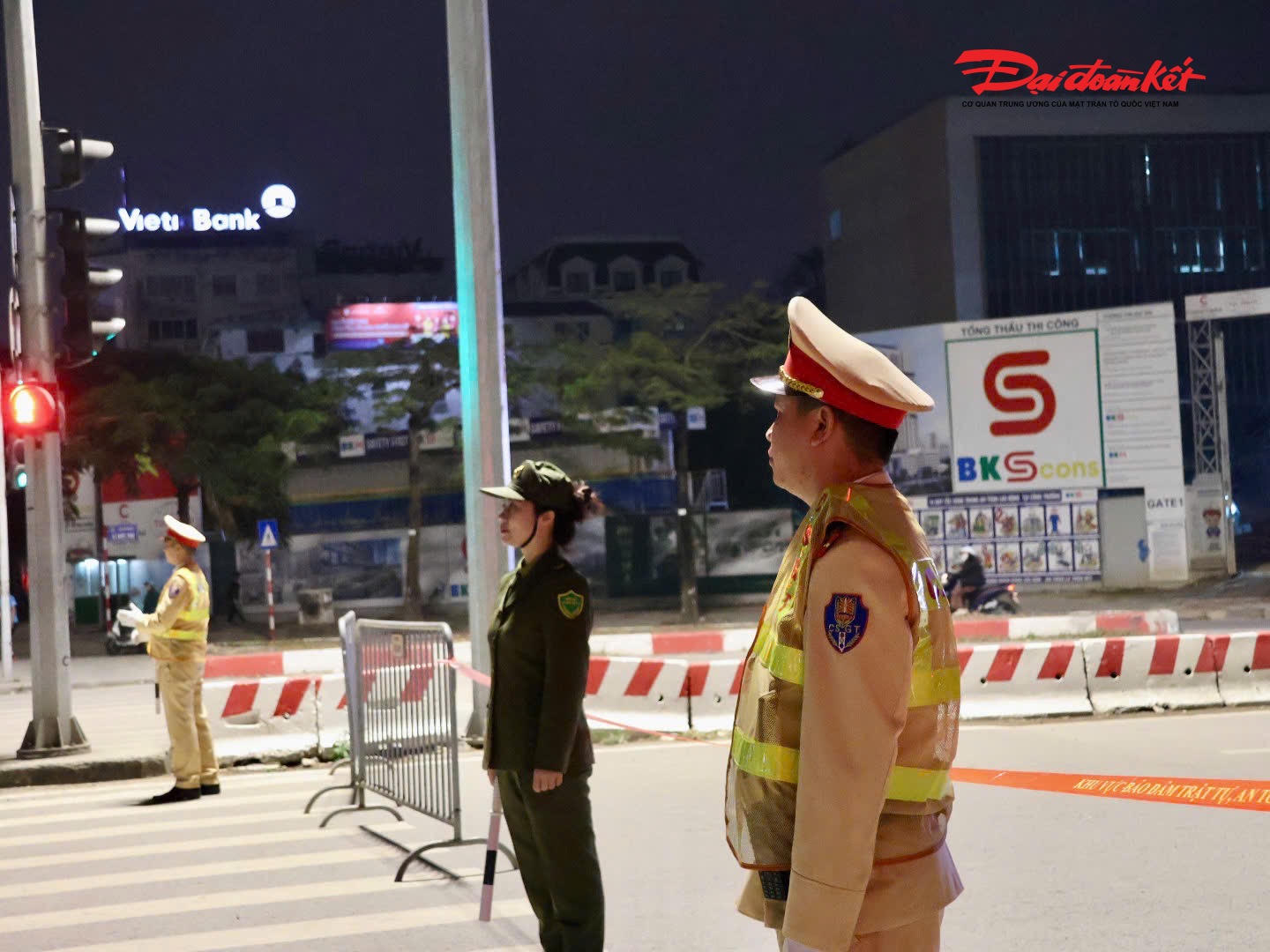 Cùng với đó, Công an các đơn vị, địa phương phối hợp chặt chẽ với lực lượng Cảnh sát giao thông trong công tác bảo đảm an ninh, trật tự tại khu vực tổ chức Chương trình, các tuyến đường xung quanh và khu vực tập trung đông người. Công an cơ sở tăng cường nắm tình hình địa bàn, kịp thời phát hiện, xử lý các tình huống phức tạp phát sinh, góp phần giữ vững ổn định trật tự, an toàn xã hội.