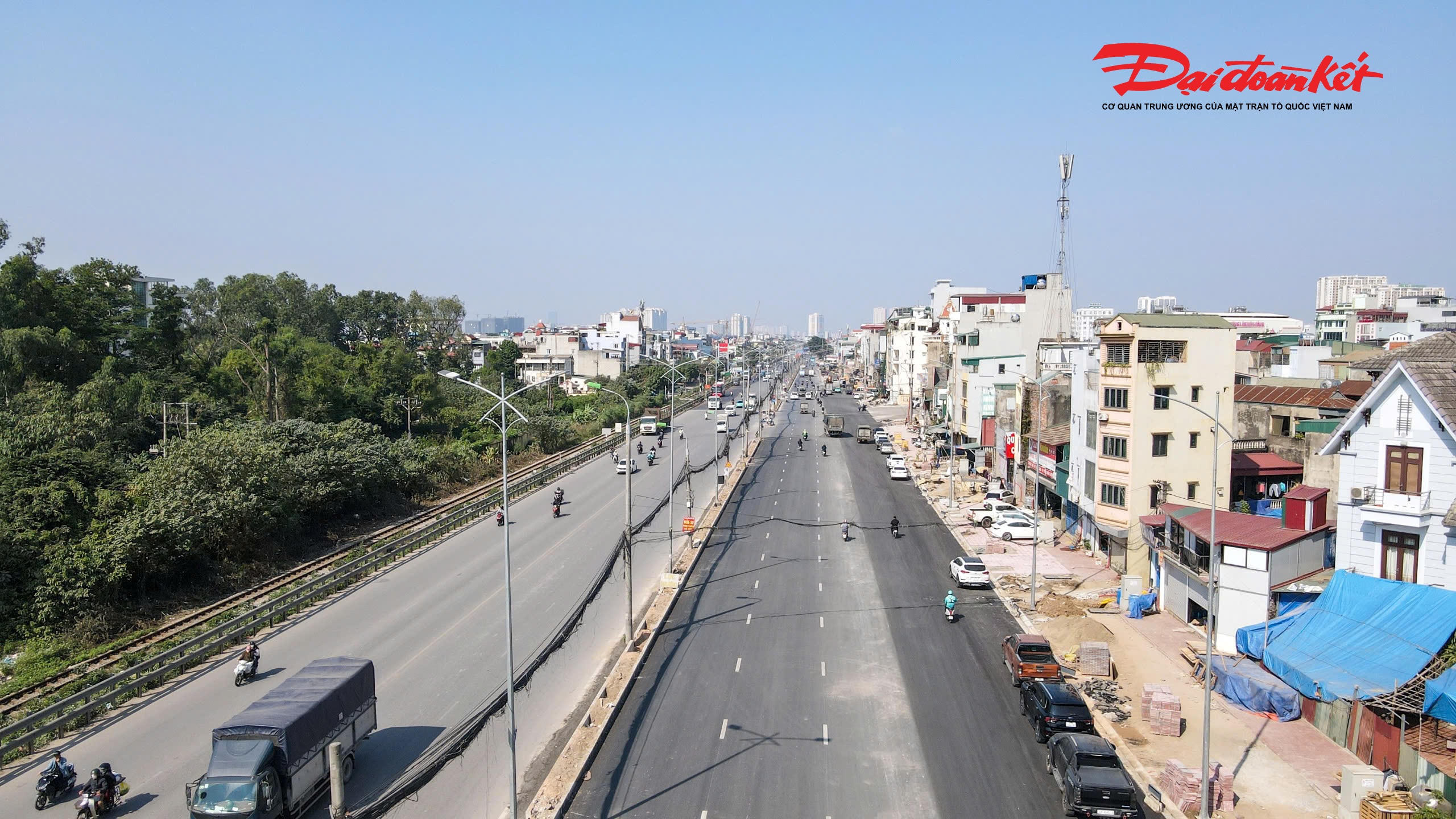 Máy móc, nhân lực của nhà thầu đang tích cực triển khai các hạng mục như cống thoát nước, lát đá vỉa hè…