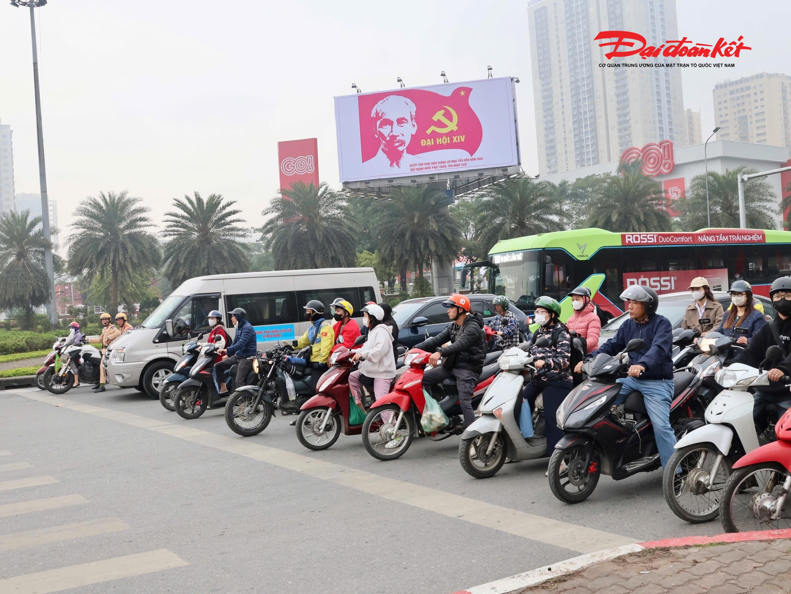 Bên cạnh đó, lực lượng CSGT cho hay, người dân tham gia giao thông đã tự giác, nghiêm chỉnh chấp hành Luật Trật tự, an toàn giao thông đường bộ; khi gặp các xe ưu tiên làm nhiệm vụ phục vụ Đại hội XIV của Đảng tuân thủ triệt để theo hướng dẫn của lực lượng chức năng để nhường đường cho xe ưu tiên.