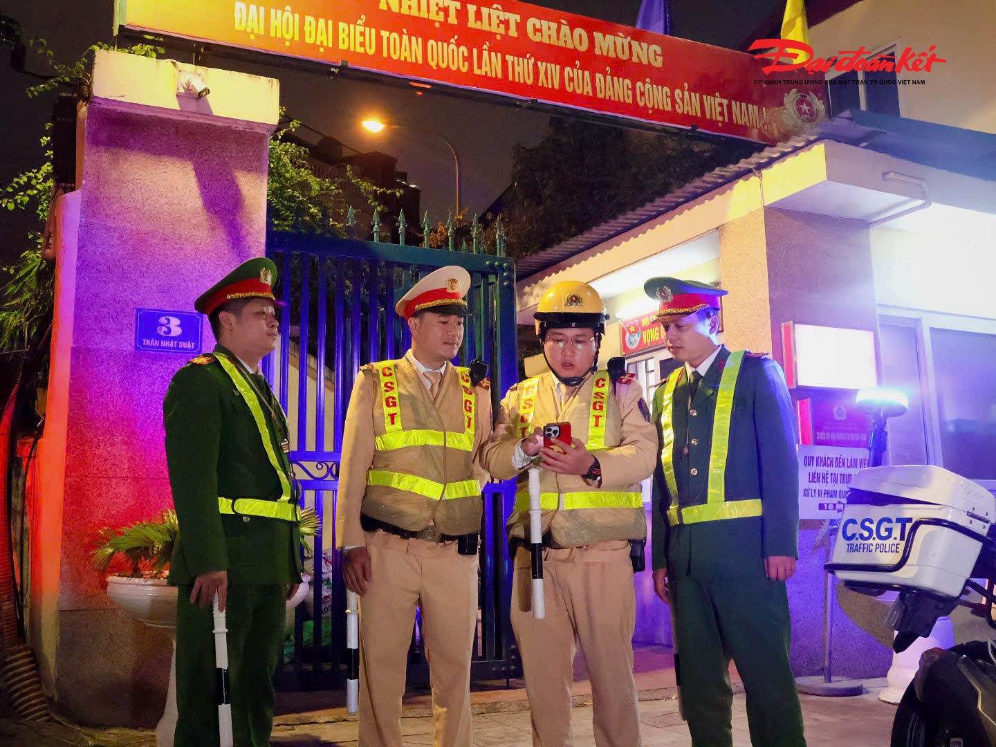 Ghi nhận tối 19/1/2026, Đội Cảnh sát giao thông đường bộ số 1 phối hợp với Công an phường Hoàn Kiếm tổ chức tuần tra, kiểm soát trên địa bàn, tập trung tại các tuyến phố trọng điểm và khu vực trung tâm, nhằm bảo đảm trật tự, an toàn giao thông, trật tự đô thị và giữ vững an ninh, trật tự trong thời gian diễn ra Đại hội đại biểu toàn quốc lần thứ XIV của Đảng.