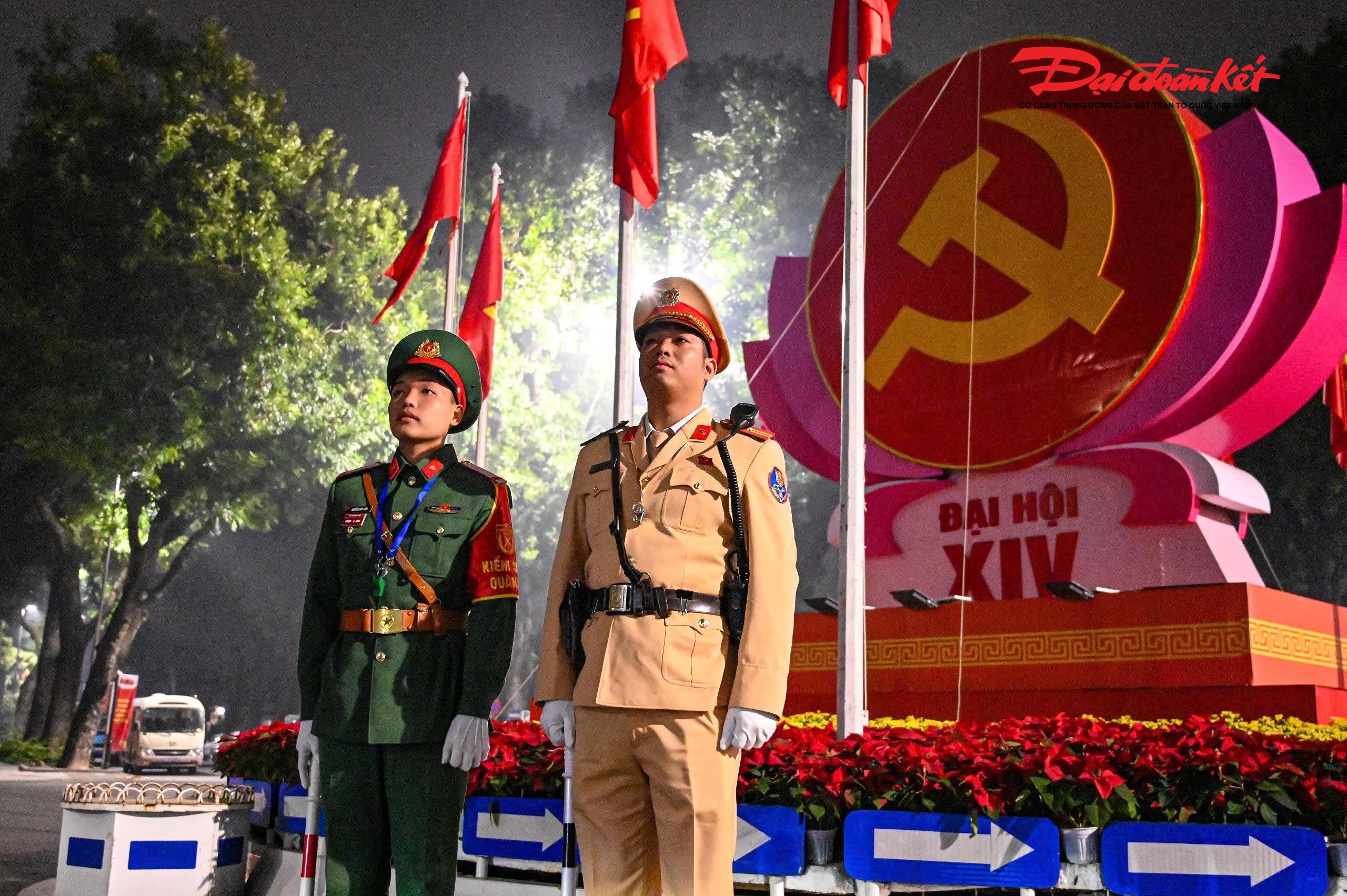 Hình ảnh các chiến sĩ cảnh sát, kiểm soát quân sự, dân phòng làm nhiệm vụ điều tiết giao thông.