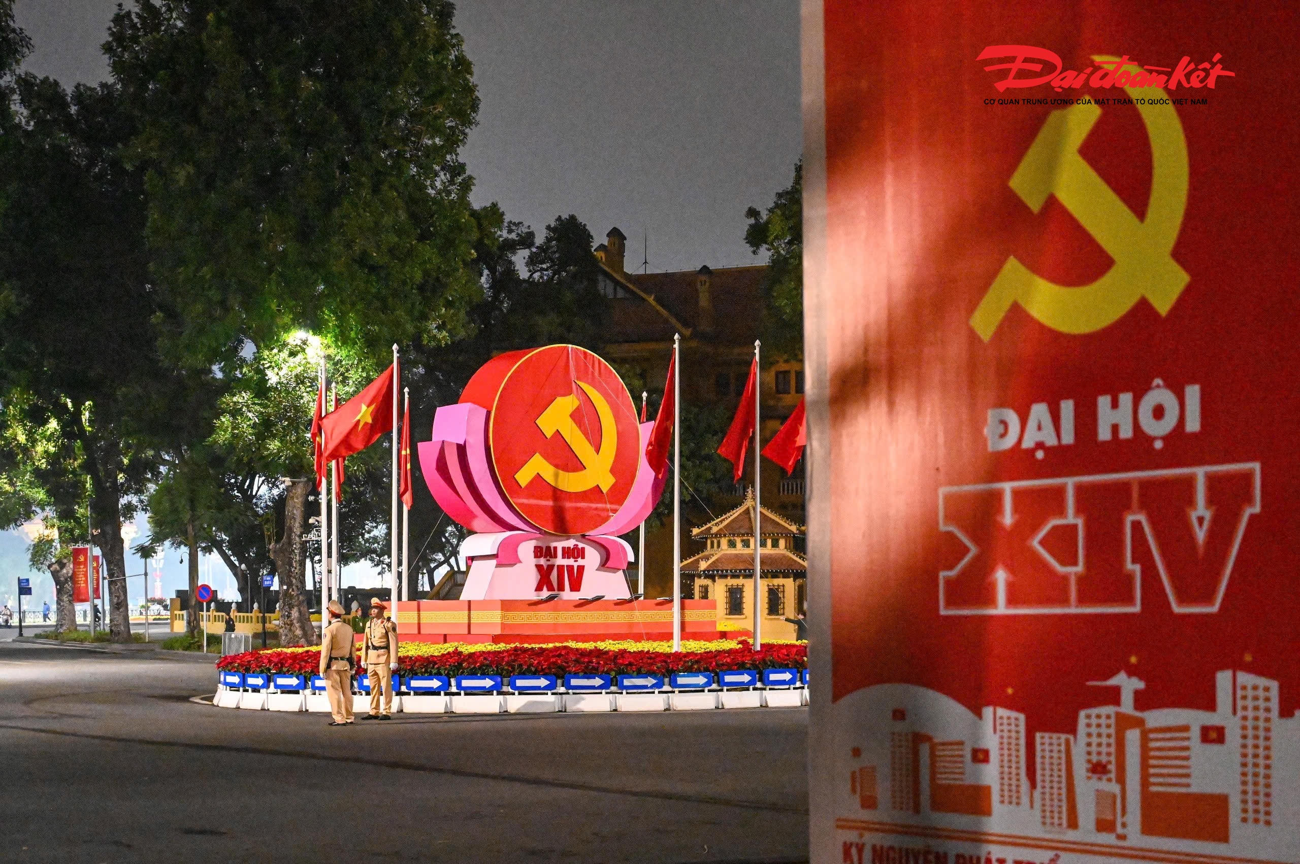 Sáng 19/1, Phòng CSGT Hà Nội cho biết, từ 4h45 cùng ngày, trên các tuyến, địa bàn trọng điểm có các đoàn xe đại biểu đi qua như Lăng Chủ tịch Hồ Chí Minh, Đài tưởng niệm các Anh hùng Liệt sĩ và khu vực Trung tâm Hội nghị Quốc gia, lực lượng CSGT, cảnh sát cơ động, cảnh sát PCCC&CNCH, công an cơ sở... đã ứng trực bảo đảm an ninh, trật tự, an toàn giao thông..