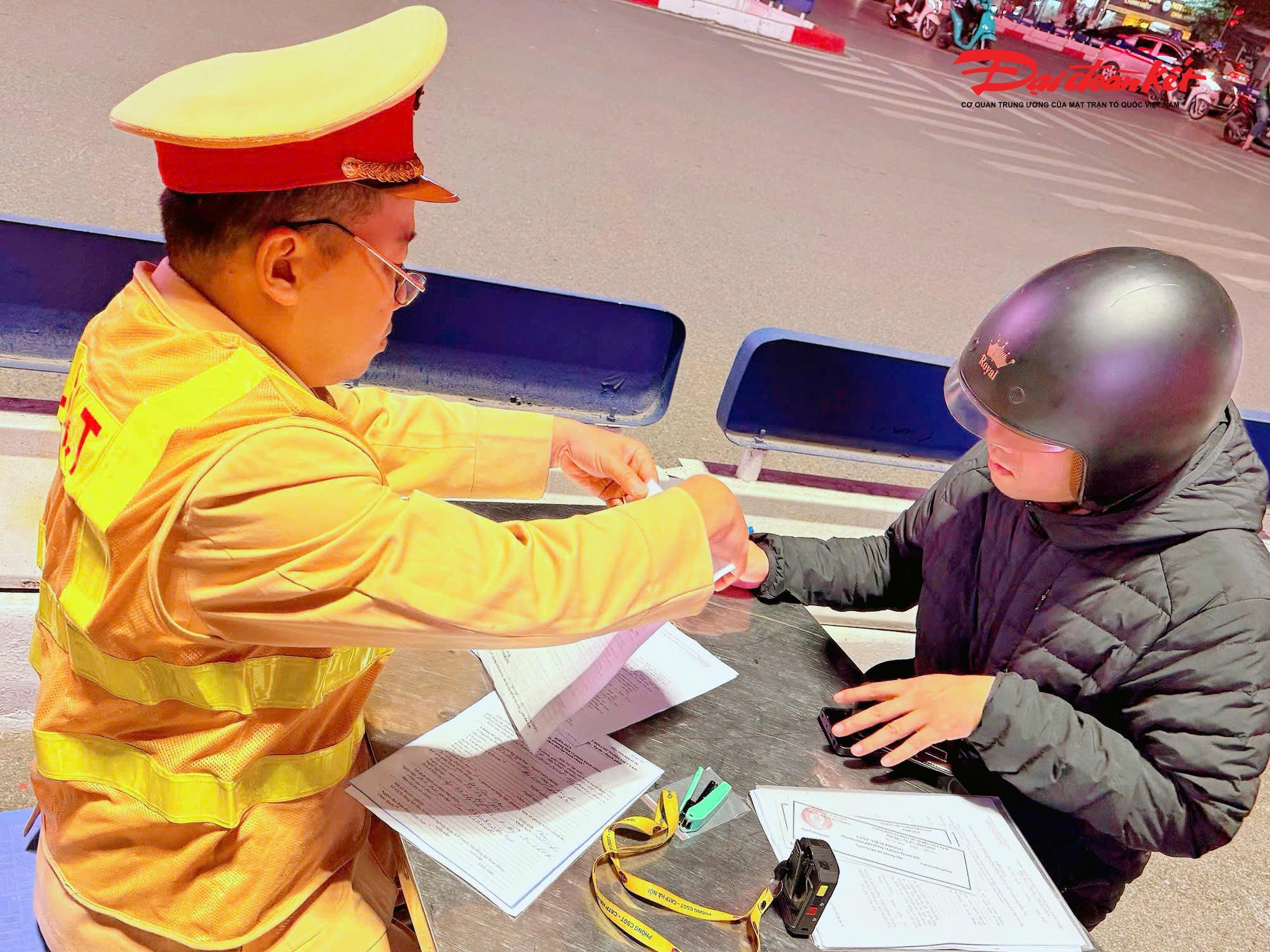 Tại thời điểm ghi nhận, tổ công tác đã phát hiện và xử lý 7 trường hợp vi phạm, trong đó có một trường hợp vi phạm nồng độ cồn vượt mức “kịch khung”.