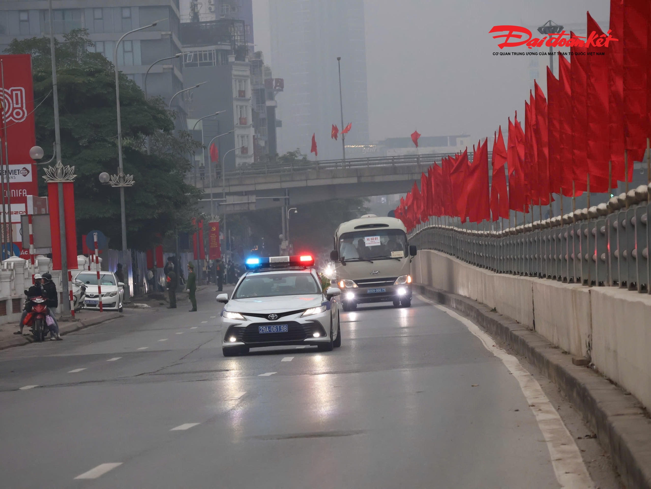 Xe dẫn đoàn đại biểu dự Đại hội đại biểu toàn quốc lần thứ XIV của Đảng di chuyển trên đường về Trung tâm Hội nghị Quốc gia..