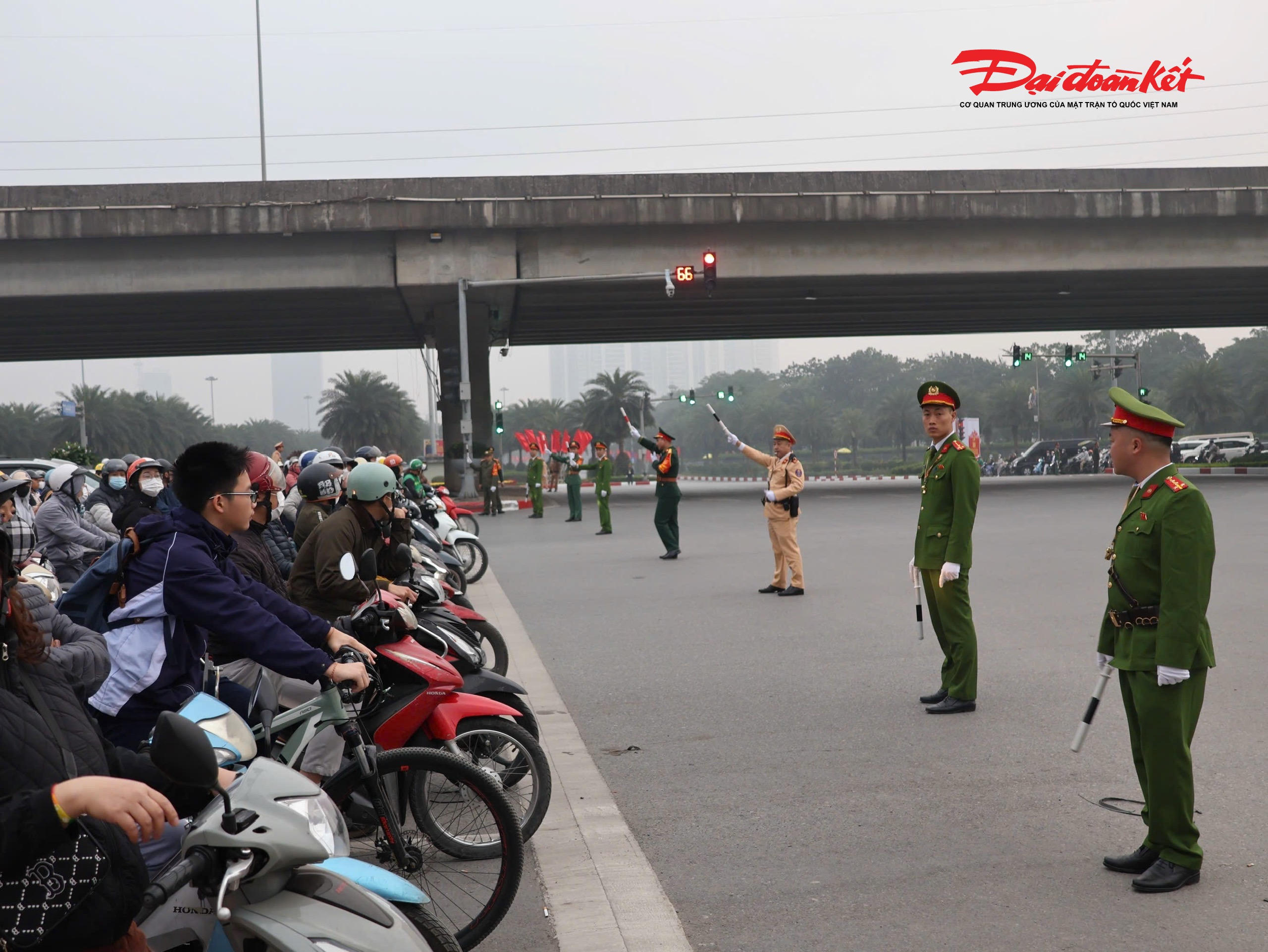 Nhờ việc thông tin, thông báo rộng rãi các phương án phân luồng, lộ trình thay thế, lưu lượng phương tiện cá nhân trên các tuyến đường cấm, hạn chế đã giảm đáng kể. Trên các tuyến đường nội đô, lực lượng Cảnh sát giao thông, Cảnh sát cơ động được bố trí dày đặc, thường xuyên hướng dẫn, điều tiết, bảo đảm dòng phương tiện lưu thông ổn định, không để xảy ra tình trạng ùn tắc.