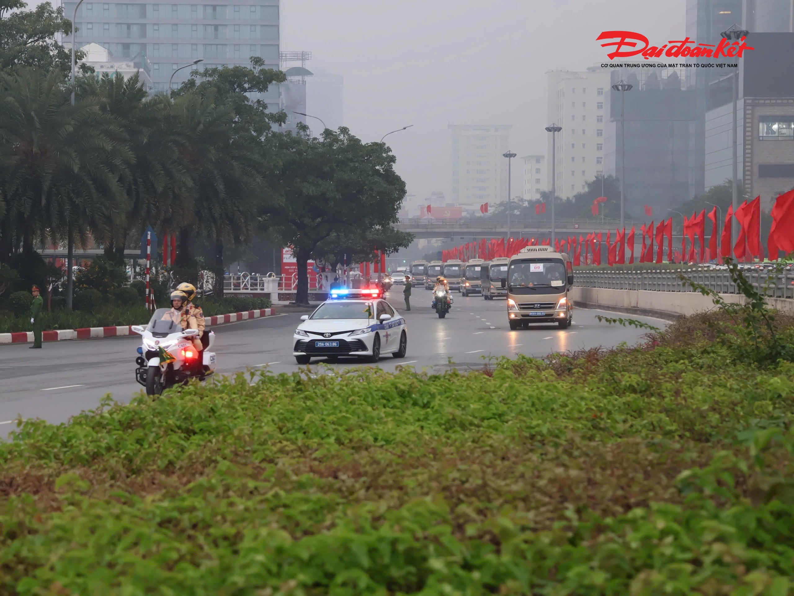 Ngoài ra, công an các phường, xã có tuyến giao thông phục vụ Đại hội XIV của Đảng đã trực tiếp nắm tình hình địa bàn, phối hợp chặt chẽ với các lực lượng công an thành phố trong công tác tuần tra, kiểm soát, bảo đảm an ninh, trật tự, kịp thời phát hiện, xử lý các tình huống phát sinh ngay từ cơ sở.