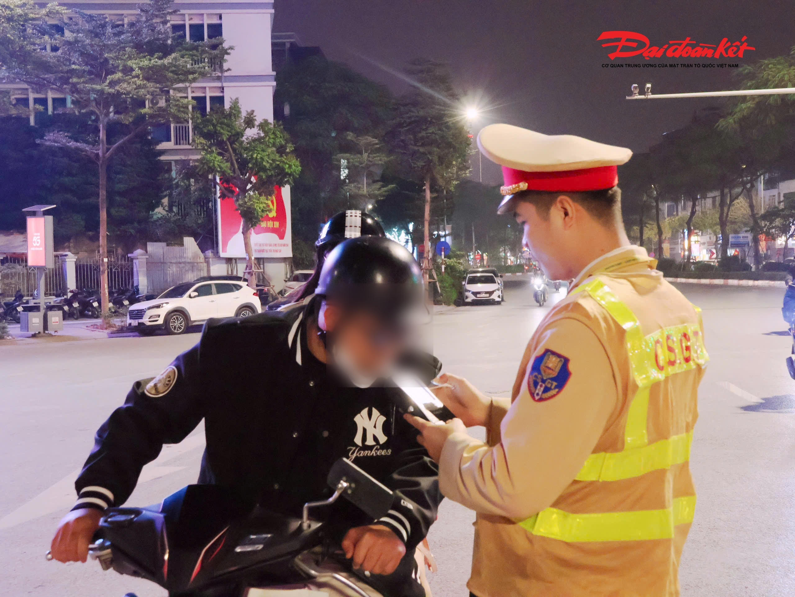 Trung tá Dương Thanh Tuấn, cán bộ Đội Cảnh sát giao thông đường bộ số 3, cho biết thực hiện kế hoạch của Công an Thành phố, đơn vị đã bố trí các tổ tuần tra, kiểm soát khép kín địa bàn. Mục tiêu nhằm giữ gìn trật tự, an toàn giao thông, chủ động phòng ngừa và đấu tranh với các loại tội phạm trên các tuyến giao thông, quyết tâm bảo đảm an ninh, trật tự trong thời gian diễn ra Đại hội..