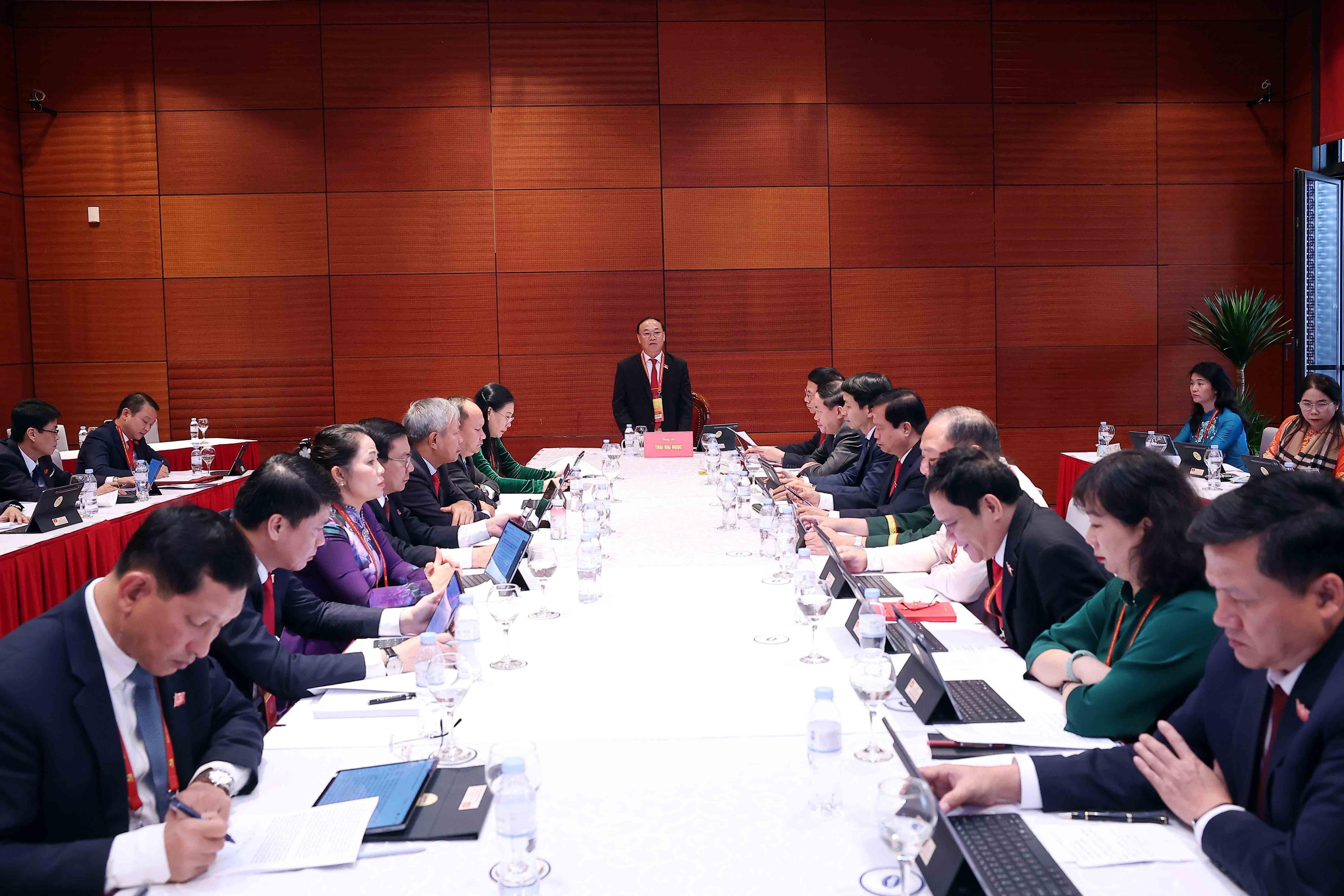 Đoàn đại biểu Đảng bộ tỉnh Gia Lai thảo luận các văn kiện Đại hội tại Đoàn. Ảnh: TTXVN