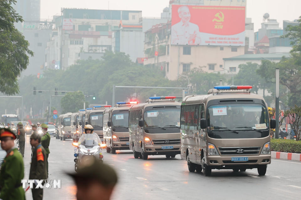 Đoàn xe đưa các đại biểu đến Trung tâm Hội nghị Quốc gia. (Ảnh: TTXVN)