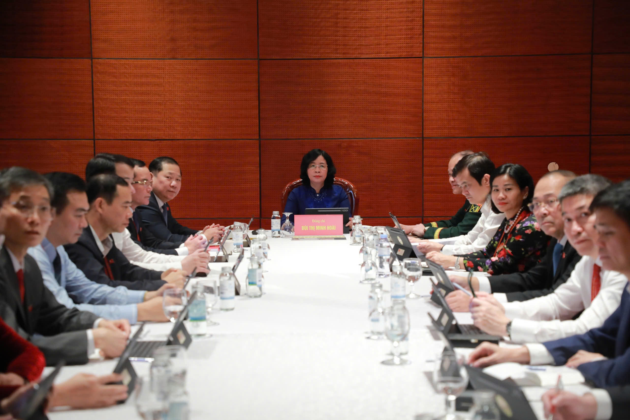Đồng chí Bùi Thị Minh Hoài, Ủy viên Bộ Chính trị, Bí thư Trung ương Đảng, Bí thư Đảng uỷ MTTQ, các đoàn thể Trung ương, Chủ tịch UBTƯ MTTQ Việt Nam tại phiên thảo luận tại Đoàn.