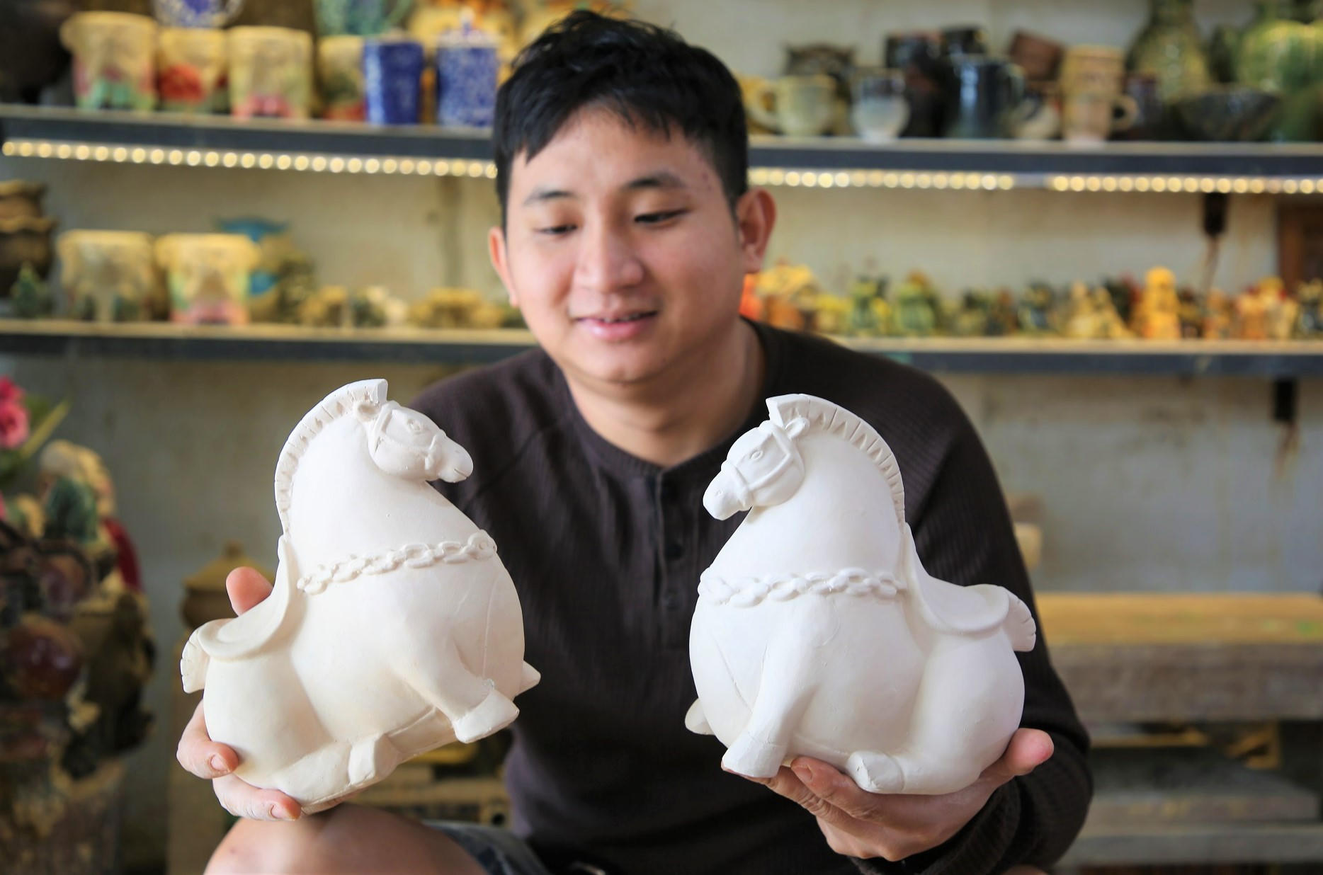 Anh Nguyễn Viết Lâm bên 2 linh vật ngựa. Ảnh: CV.