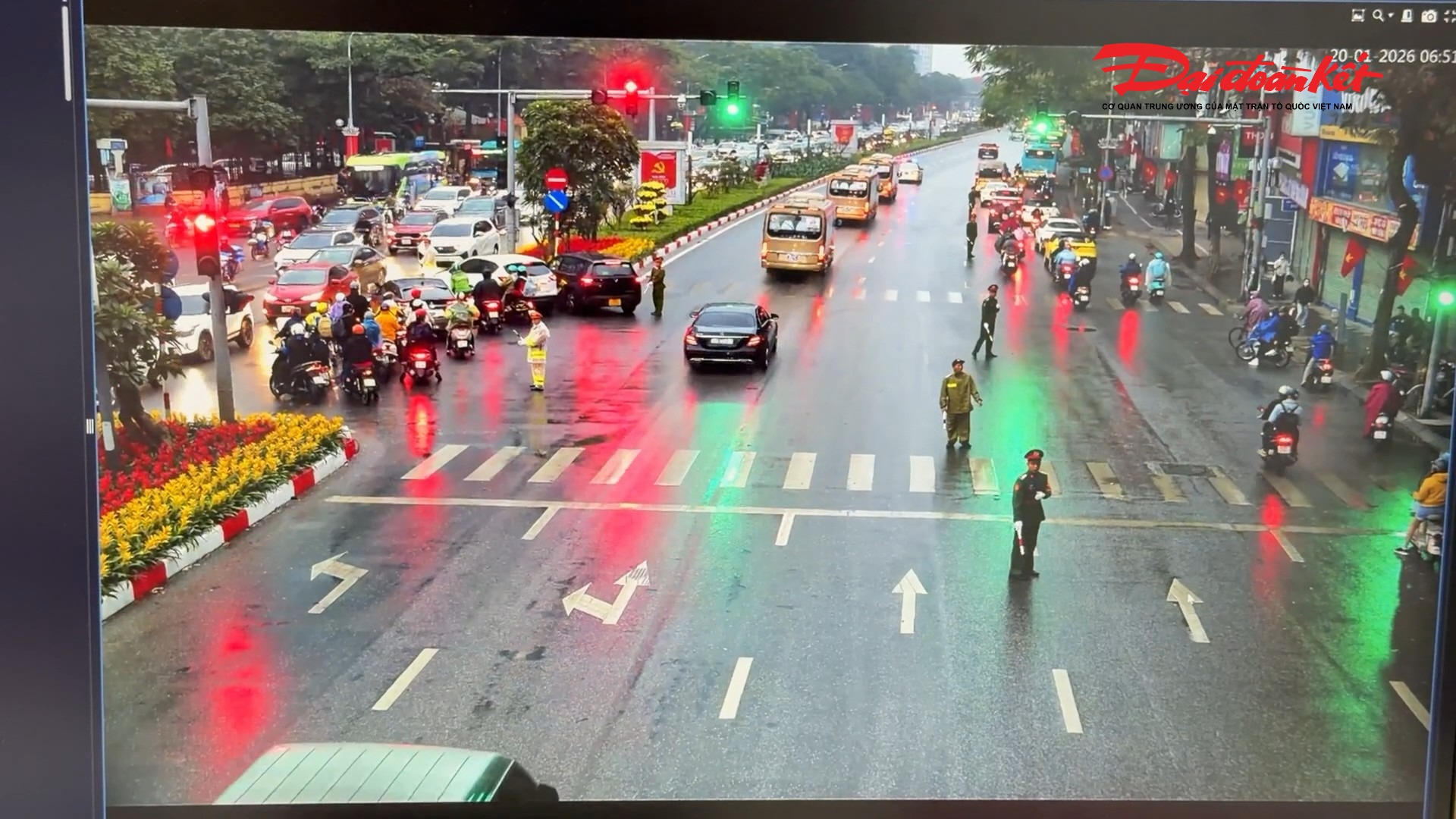 Hệ thống đèn tín hiệu thông minh tự động nhận diện và chuyển trạng thái đèn xanh khi phương tiện dẫn đoàn đi đến.