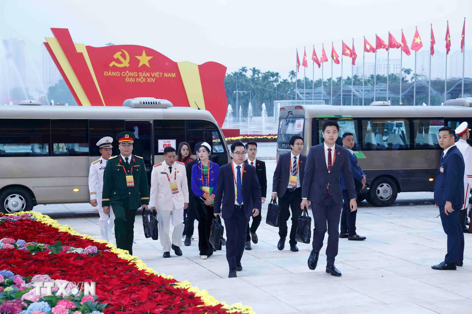 Các đại biểu đến dự phiên khai mạc Đại hội XIV của Đảng. (Ảnh: TTXVN)