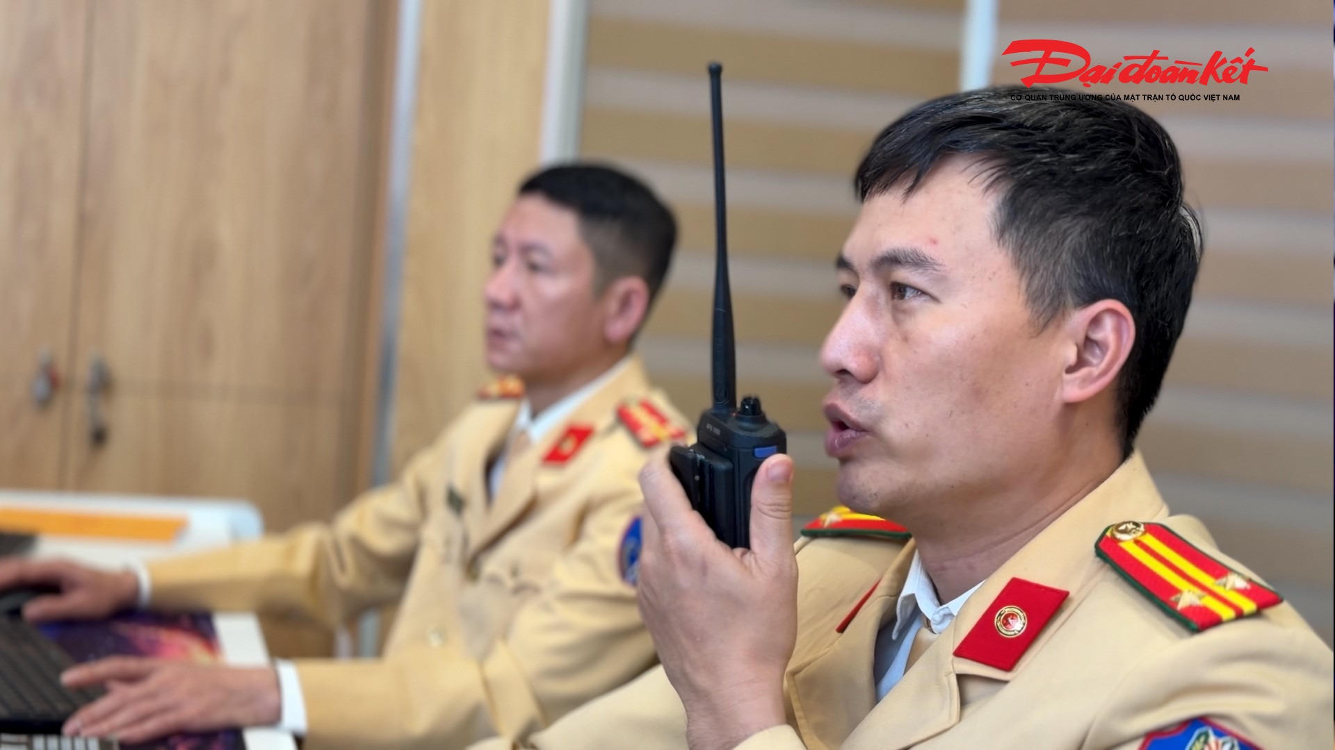 Tại Trung tâm Điều khiển giao thông Hà Nội, lực lượng CSGT sử dụng bộ đàm để phối hợp, chỉ huy các lực lượng chức năng phân luồng, bảo đảm giao thông khi đoàn xe đại biểu di chuyển.. 