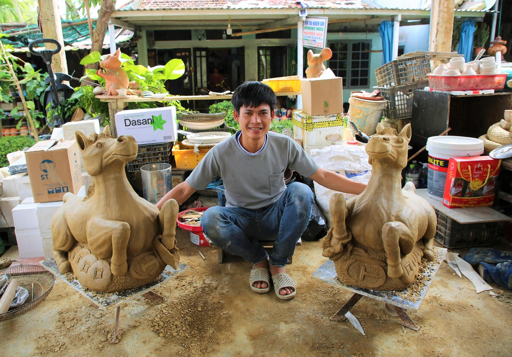 Anh Lê Văn Nhật chụp ảnh bên 2 t linh vật ngựa. Ảnh: CV.