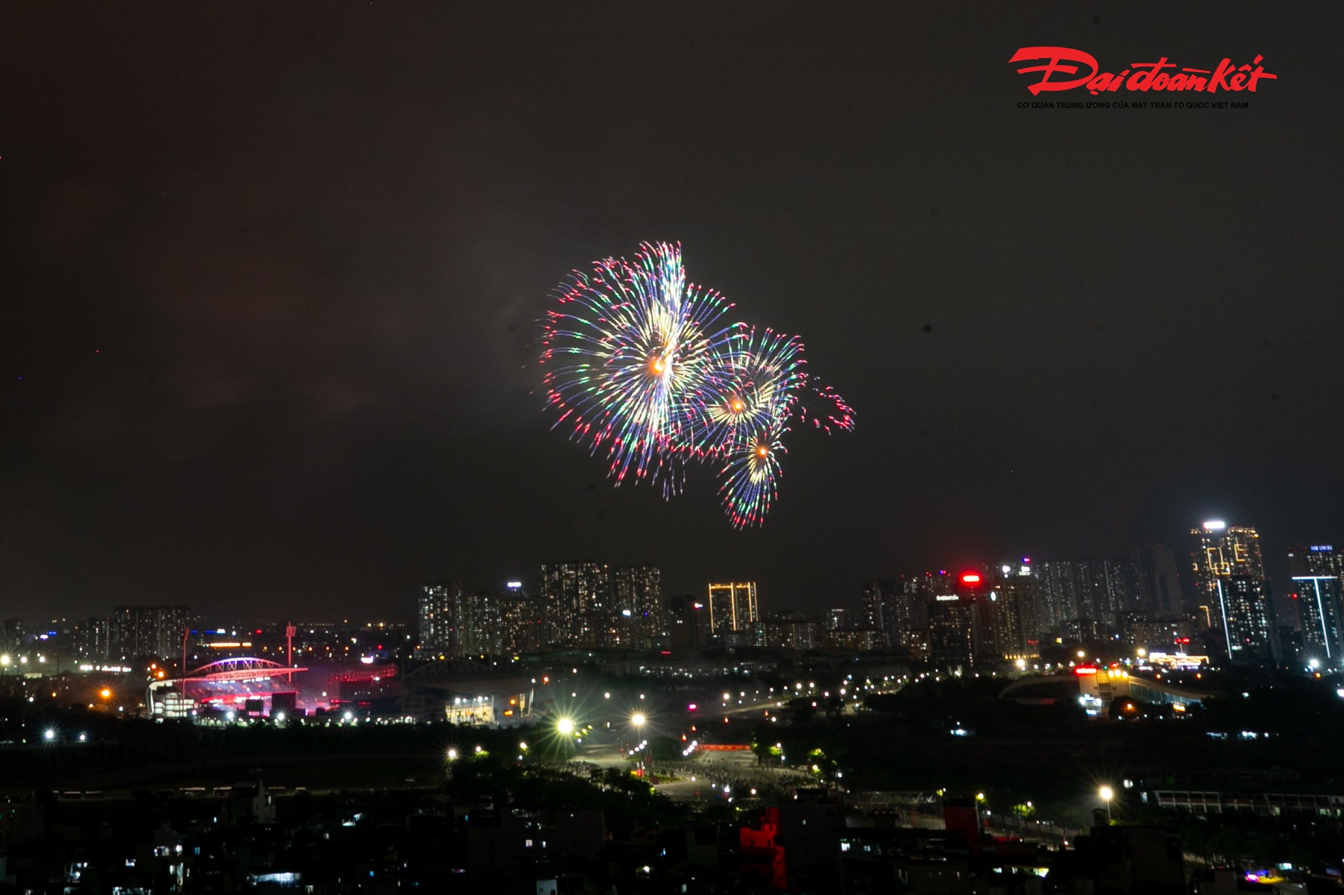 Đáng chú ý, màn tổng duyệt lần này mới chỉ đạt khoảng 5% quy mô so với trận địa chính thức, vốn được triển khai với gần 10.000 đơn vị pháo các loại, do Tập đoàn Sun Group tài trợ, với sự tham gia tư vấn của đội ngũ chuyên gia quốc tế - Global2000 International và những chuyên gia pháo hoa hàng đầu trong nước. 