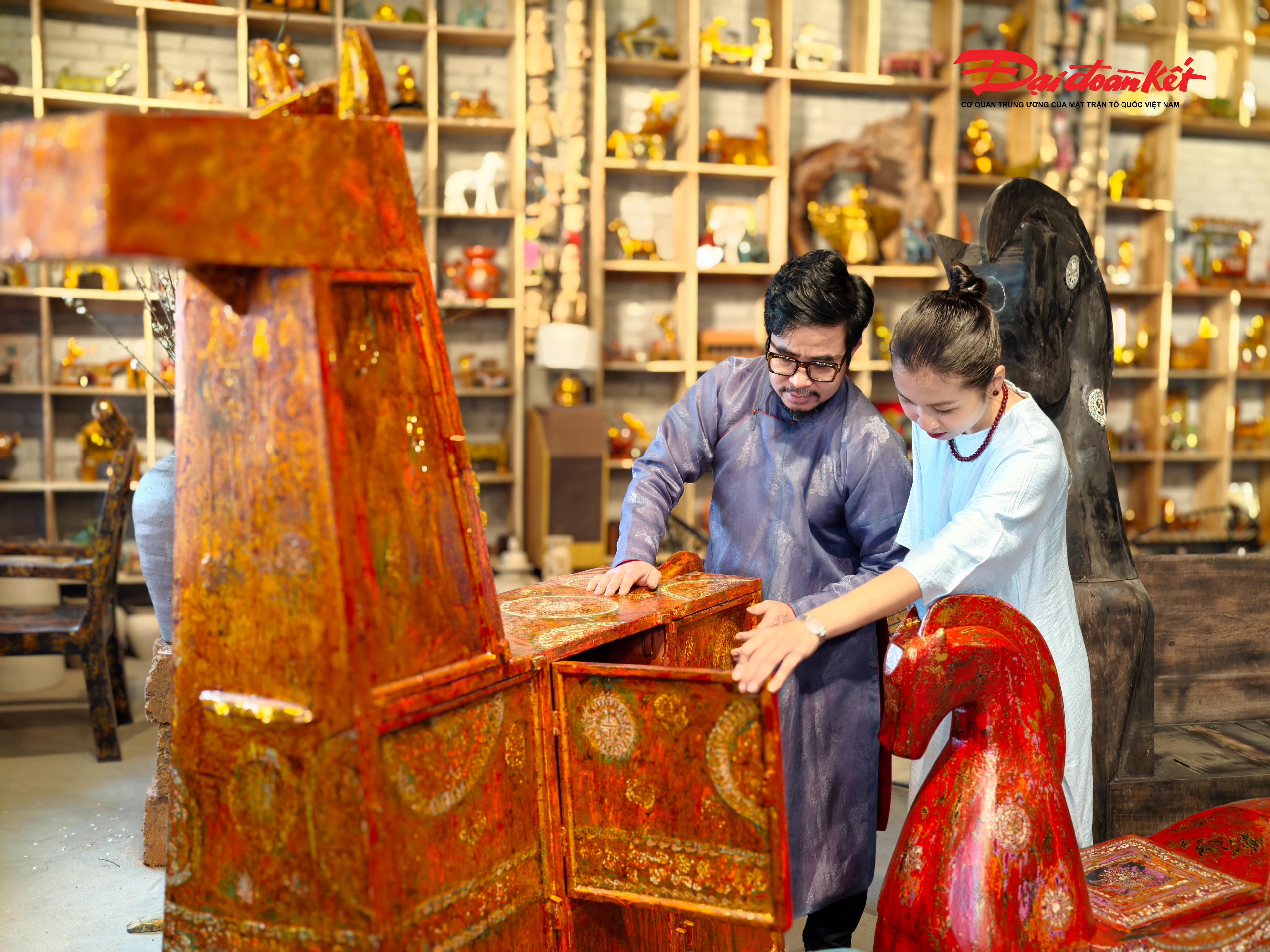 Những tác phẩm sơn mài trên trên được nghệ nhân Nguyễn Tấn Phát thực hiện, mang tên “Bát Mã Truy Phong” không chỉ cuốn hút bởi tạo hình và chất liệu, mà còn bởi tầng ý nghĩa biểu tượng sâu sắc.&nbsp;