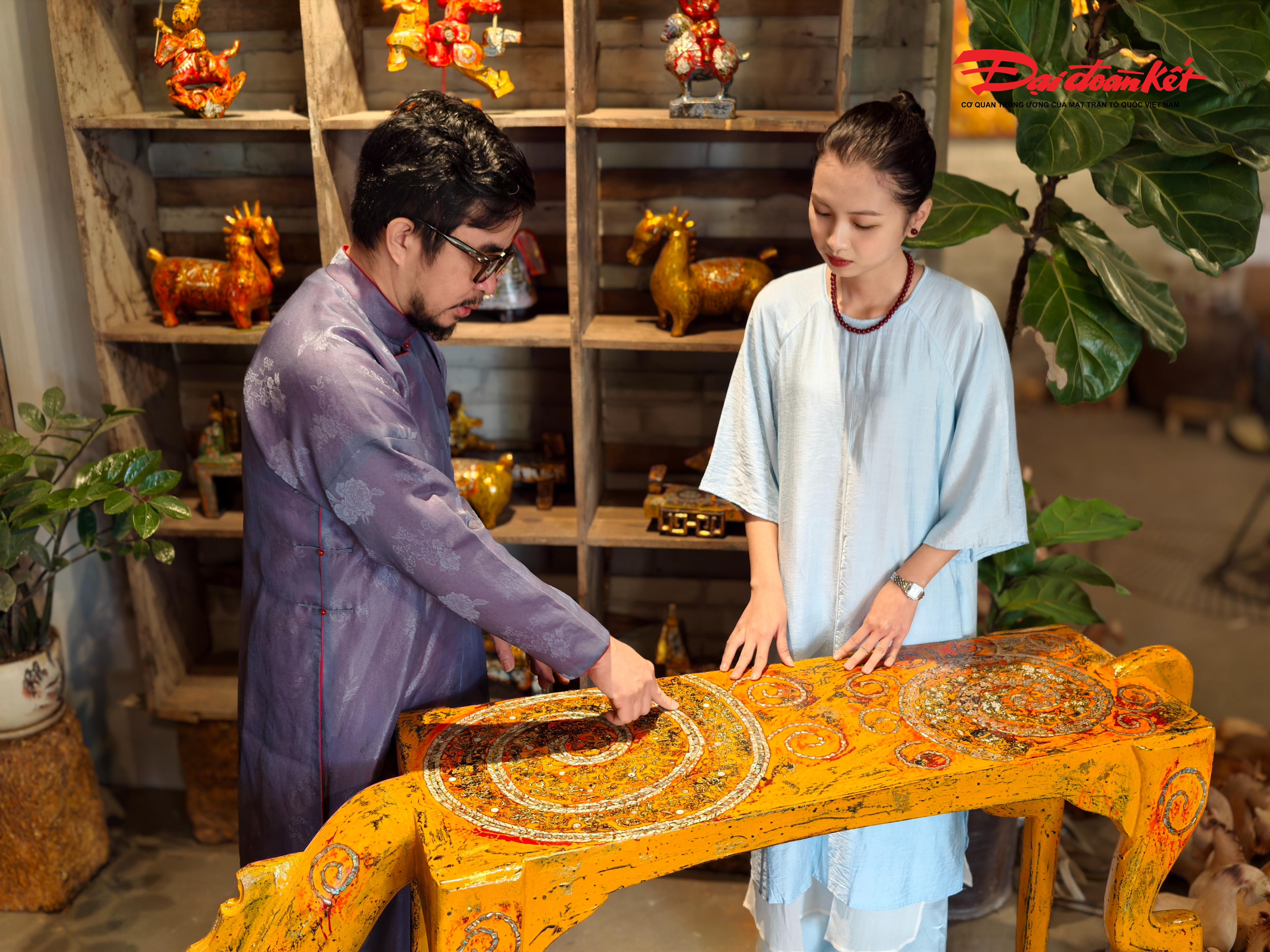 “Bát Mã Truy Phong” được chế tác từ gỗ phủ sơn mài, chủ đạo là hai gam vàng và đỏ – biểu trưng cho phúc lộc, thịnh vượng, may mắn và khởi đầu mới trong văn hóa Tết Việt. Trên nền màu ấy, những dáng ngựa hiện lên ấm áp, sống động, mang hơi thở mùa Xuân lan tỏa trong không gian làng cổ.