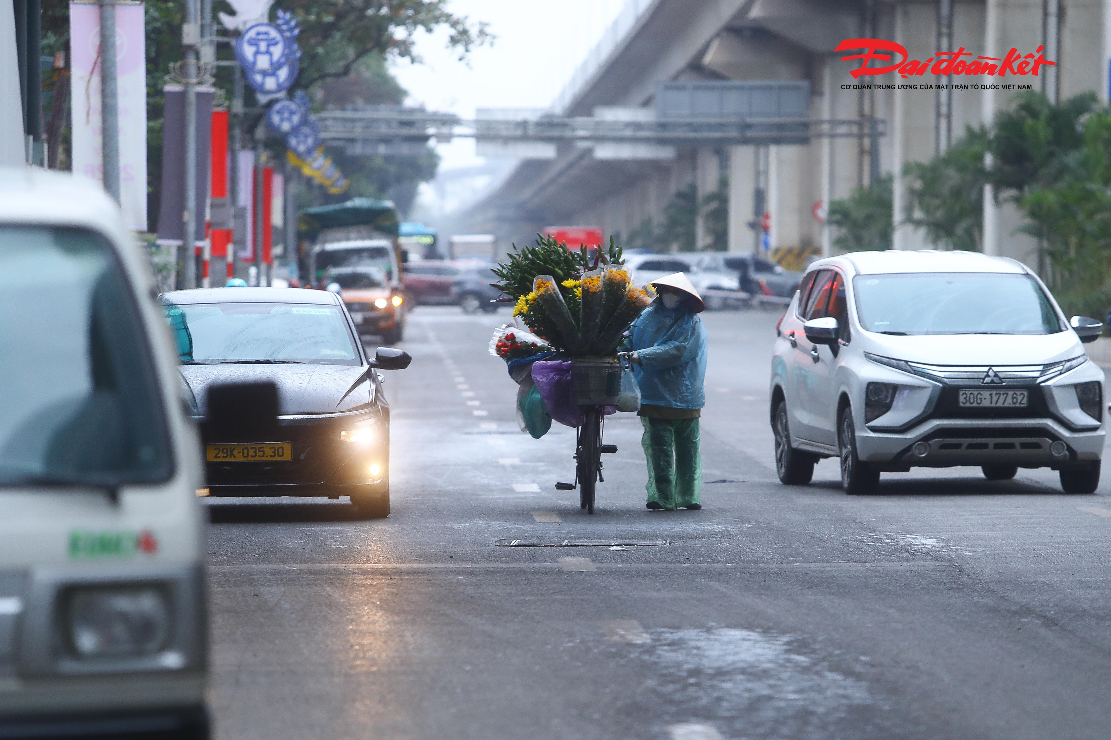 "Thời tiết TP Hà Nội, nhiệt độ thấp nhất 10-12 độ, nhiệt độ cao nhất 12-14 độ. Nhiều mây, ngày có mưa nhỏ, đêm có mưa vài nơi. Gió đông bắc cấp 2-3. Trời rét đậm, rét hại", theo Trung tâm Dự báo Khí tượng Thủy văn Quốc gia.