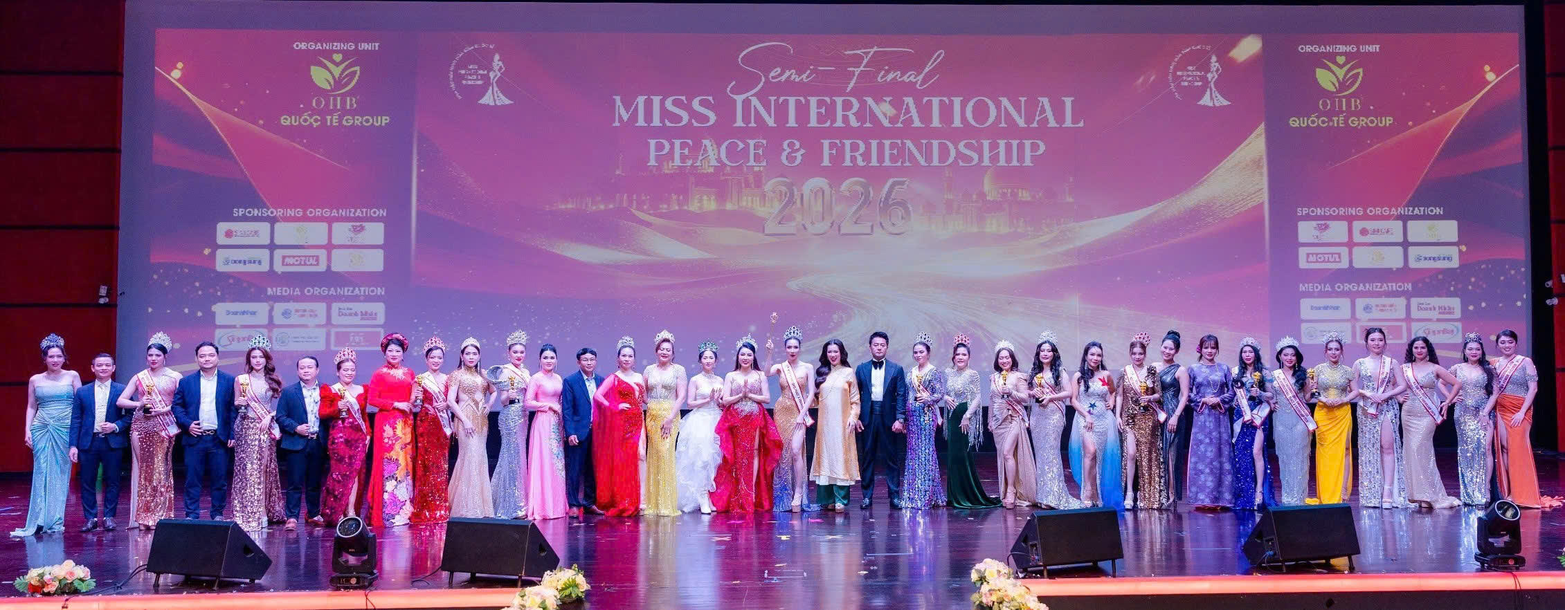 Các thí sinh chụp ảnh lưu niệm cùng Ban Giám khảo cuộc thi. Nguồn: BTC.