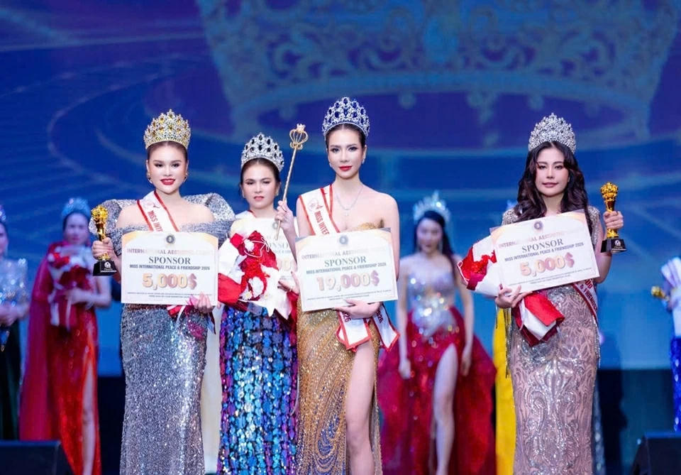 Tân Hoa hậu Hữu nghị hòa bình quốc tế 2026 Trương Thị Đăng Thư giữa) cùng Á hậu 1 Lò Thị Son (bên trái) và Á hậu 2 Nguyễn Thị Lệ Kiều (bên phải). Nguồn: BTC.