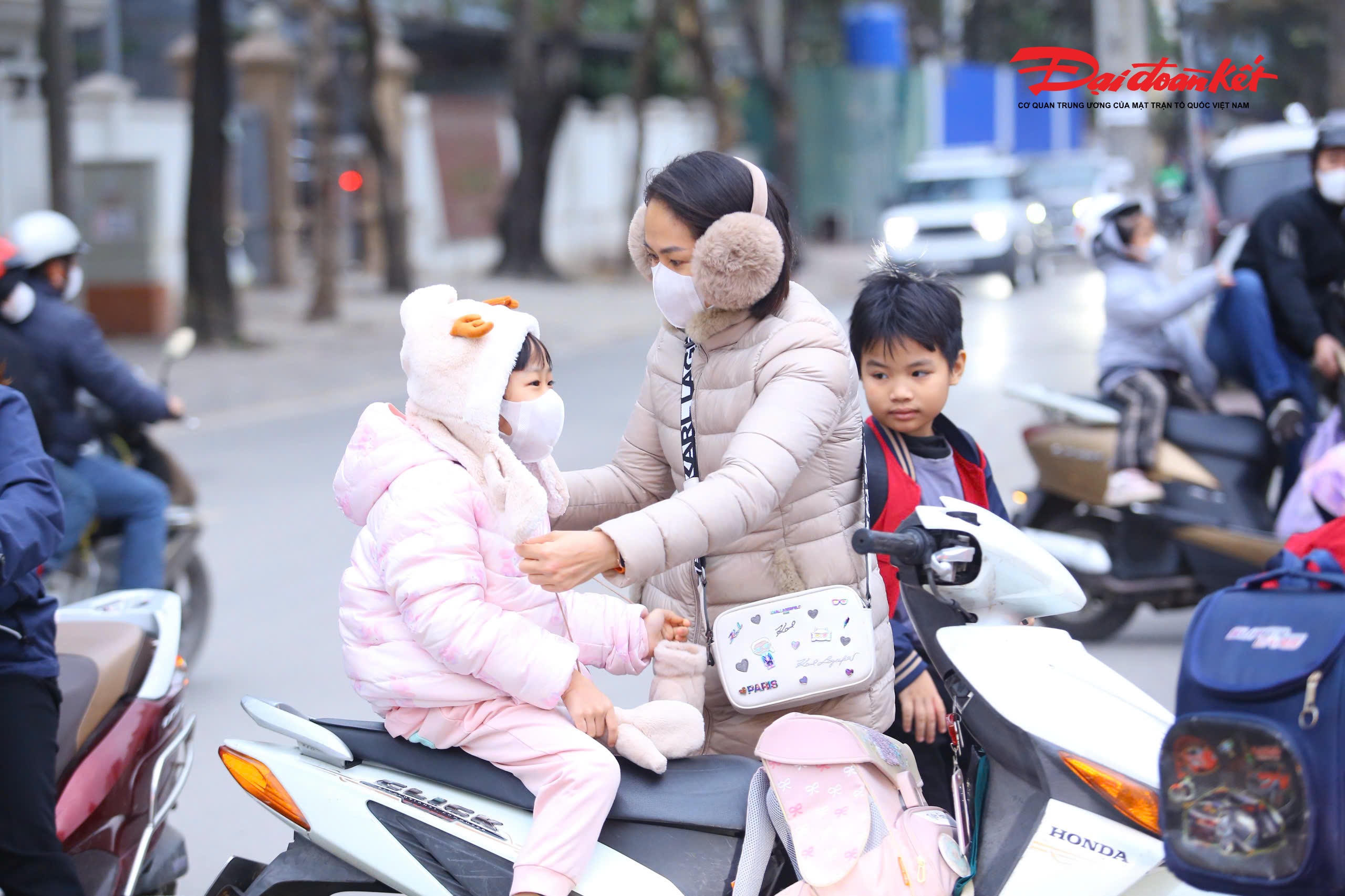 Phụ huynh mặc thêm áo khoác dày, quàng khăn kín cổ cho con để tránh nhiễm lạnh.