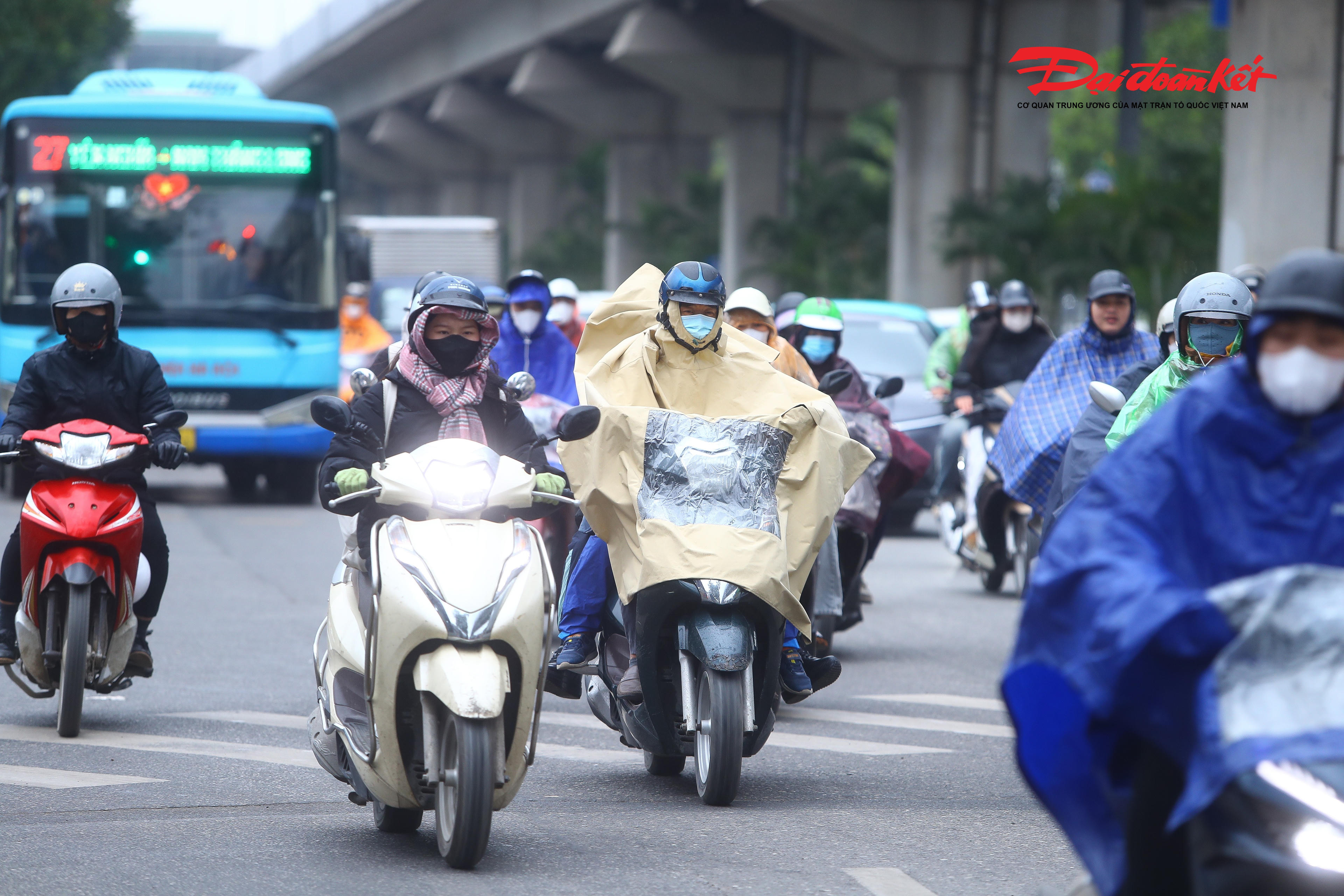 Ghi nhận tại nhiều tuyến đường, dòng người đi làm buổi sáng di chuyển chậm hơn thường lệ. Người tham gia giao thông mặc áo ấm dày, khoác áo mưa, nhiều người trùm kín mặt chỉ để hở đôi mắt. Cái rét cắt da cắt thịt khiến không khí buổi sáng thêm phần trầm lắng, khác hẳn nhịp sống thường ngày của Thủ đô.