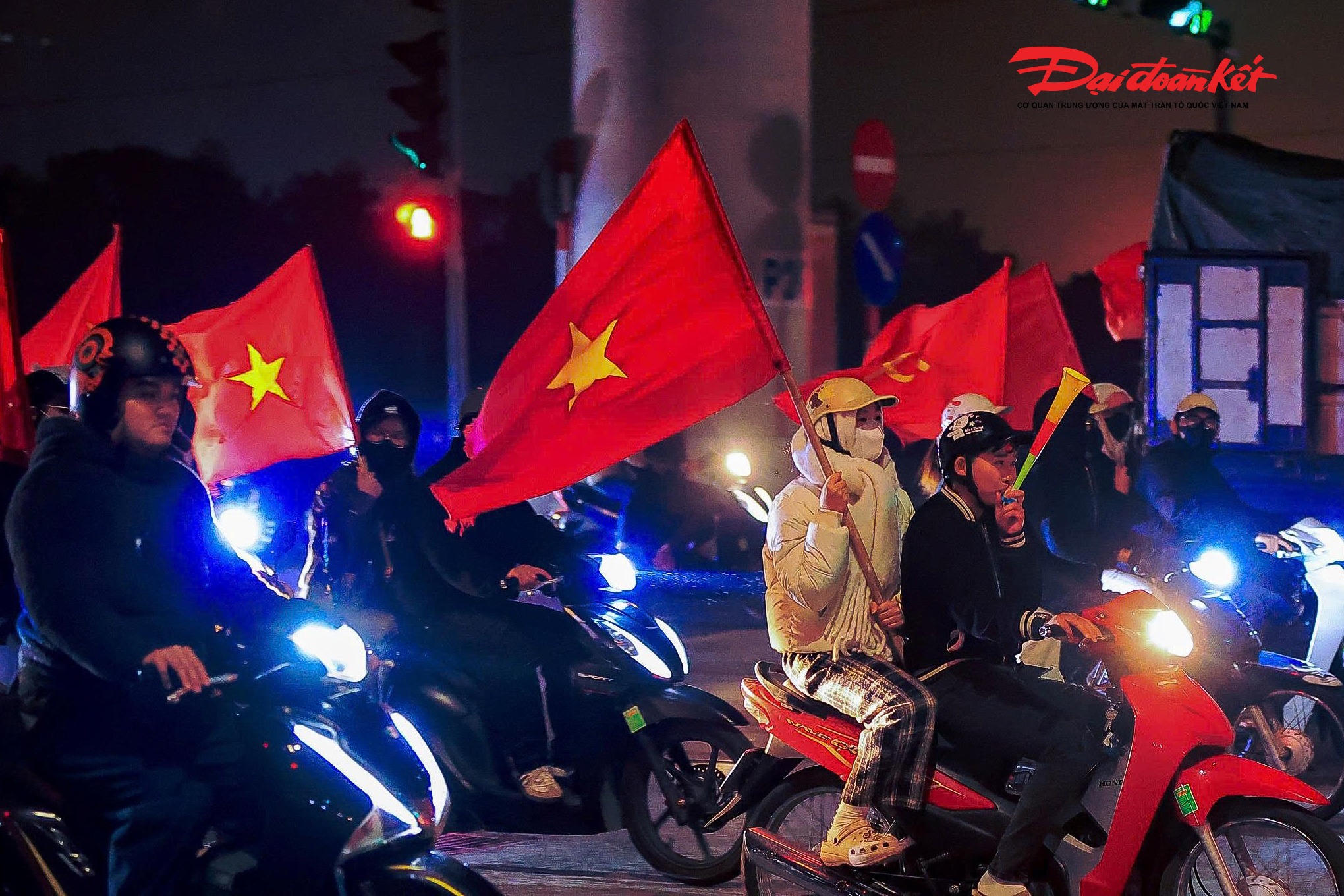 Trong mưa rét đêm Hà Nội, sắc đỏ của cờ Tổ quốc, tiếng reo hò và nụ cười rạng rỡ của người hâm mộ đã tạo nên một hình ảnh đẹp, lan tỏa tinh thần đoàn kết và niềm tự hào dân tộc.