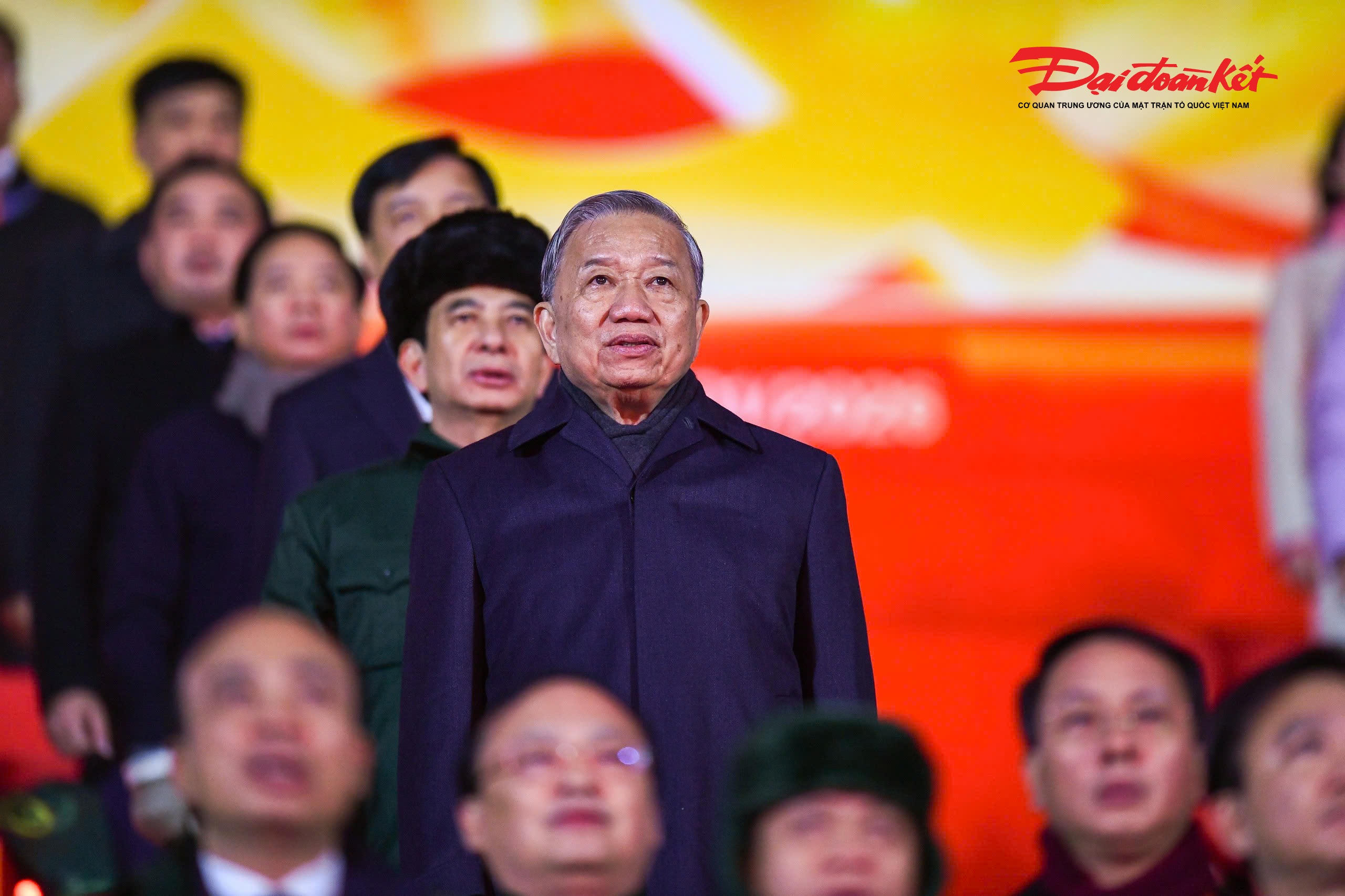 Tham dự chương trình có: Tổng Bí thư Tô Lâm; nguyên Tổng Bí thư Nông Đức Mạnh; Ủy viên Bộ Chính trị khóa XIII, Thủ tướng Phạm Minh Chính; Ủy viên Bộ Chính trị, Chủ tịch Quốc hội Trần Thanh Mẫn; Ủy viên Bộ Chính trị, Thường trực Ban Bí thư Trần Cẩm Tú; Ủy viên Bộ Chính trị, Chủ tịch Ủy ban Trung ương Mặt trận Tổ quốc Việt Nam Bùi Thị Minh Hoài; Ủy viên Bộ Chính trị khóa XIII, Phó Thủ tướng Thường trực Nguyễn Hòa Bình; Ủy viên Bộ Chính trị, Bộ trưởng Bộ Quốc phòng, Đại tướng Phan Văn Giang; các Ủy viên Bộ Chính trị, nguyên Ủy viên Bộ Chính trị; các Bí thư Trung ương Đảng và nguyên Bí thư Trung ương Đảng; các Ủy viên Trung ương Đảng và nguyên Ủy viên Trung ương Đảng...