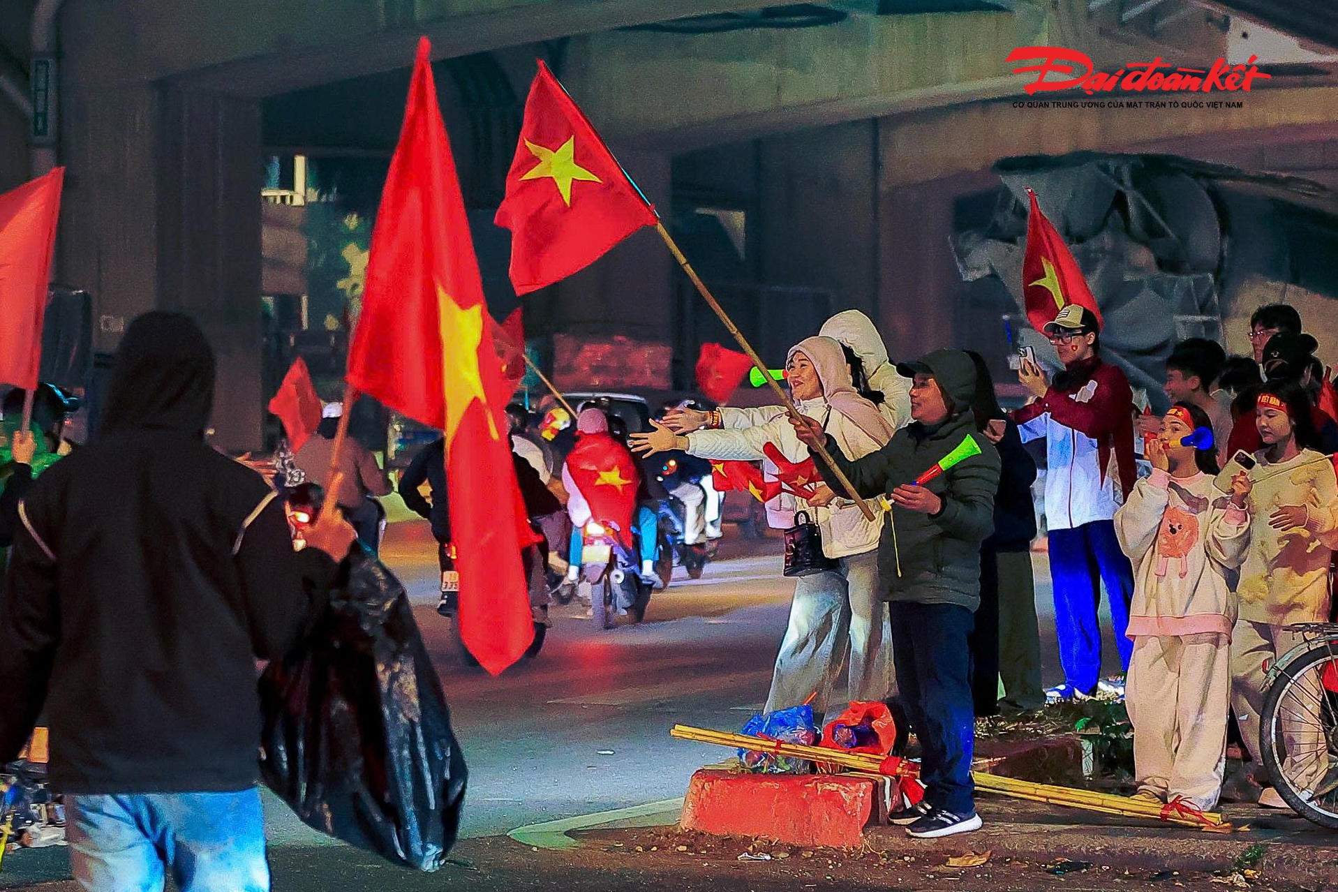 Nhiều gia đình, nhóm bạn trẻ thậm chí đưa theo cả trẻ nhỏ ra đường để cùng hòa vào không khí đặc biệt này.