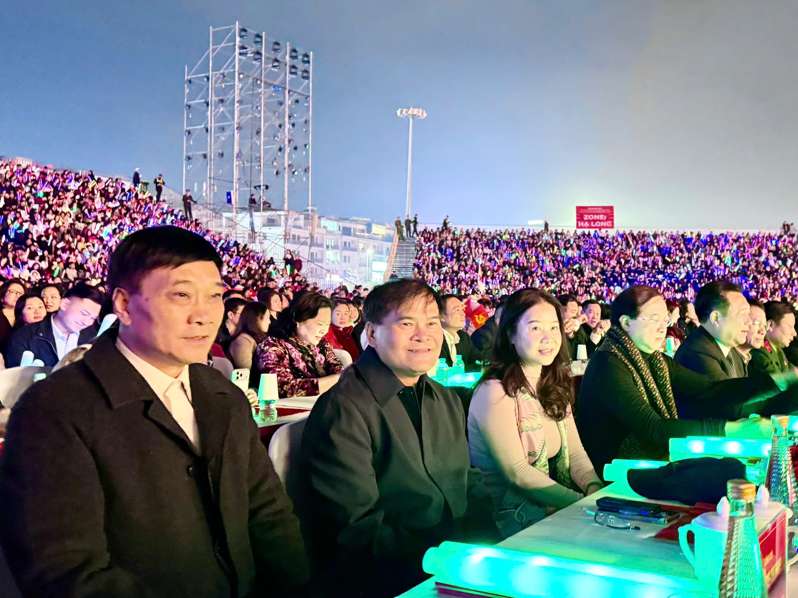 Phó Chủ tịch Quốc hội Vũ Hồng Thanh và các đại biểu tham dự chương trình.