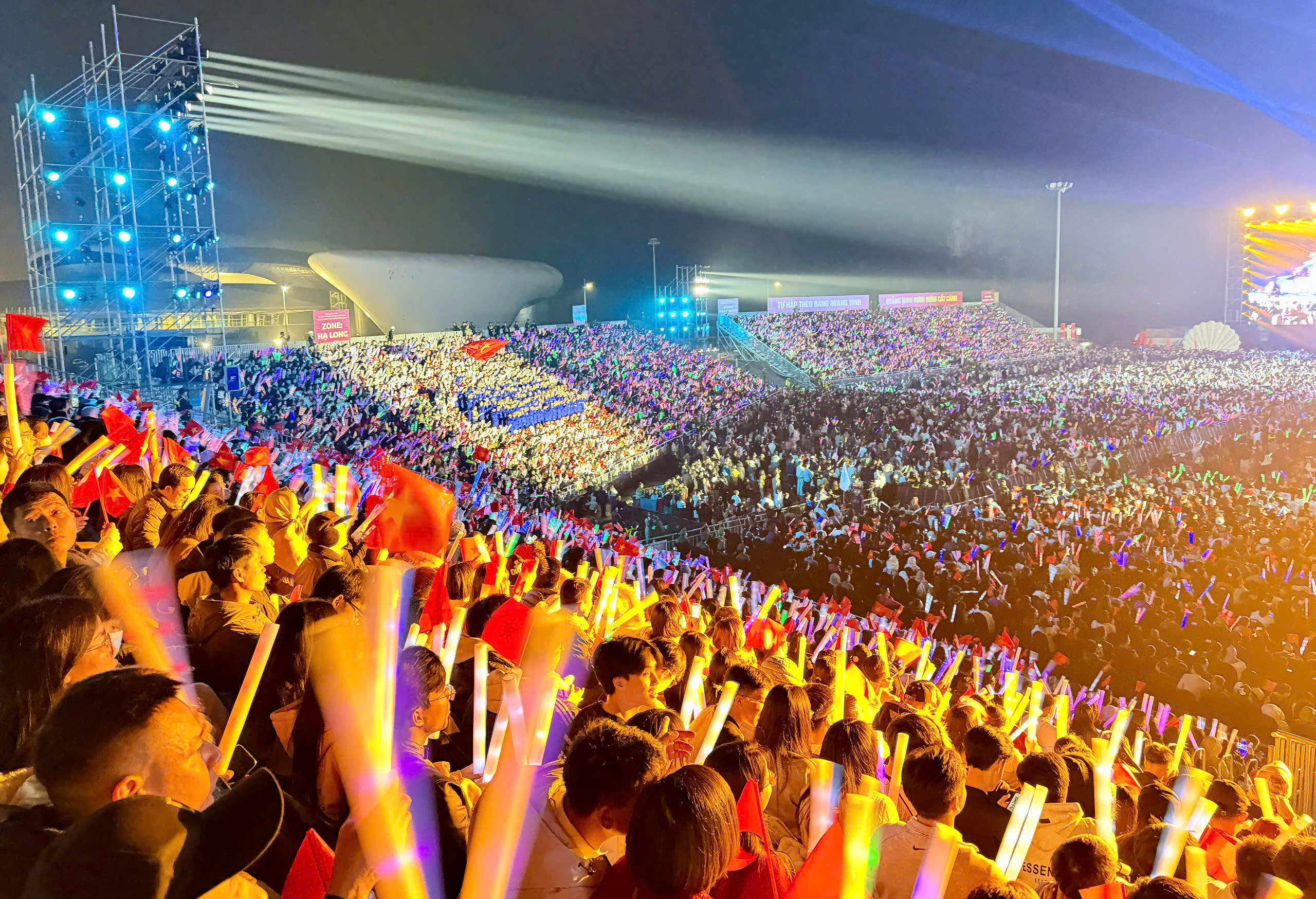 Khán đài quy mô 50.000 chỗ của&nbsp;concert “Tự hào theo Đảng quang vinh - Quảng Ninh vươn mình cất cánh” kín người.