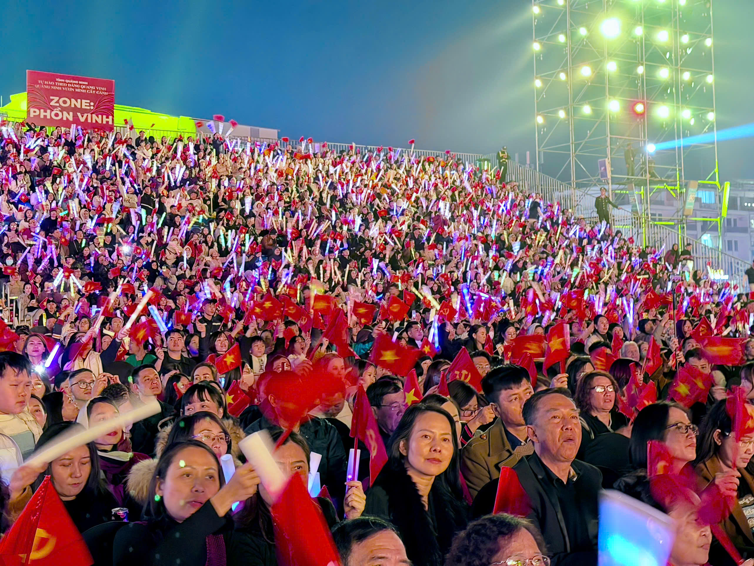 Rất đông người dân, du khách đã đến Quảng trường 30/10 từ sớm để đón xem&nbsp;concert “Tự hào theo Đảng quang vinh - Quảng Ninh vươn mình cất cánh”.. 