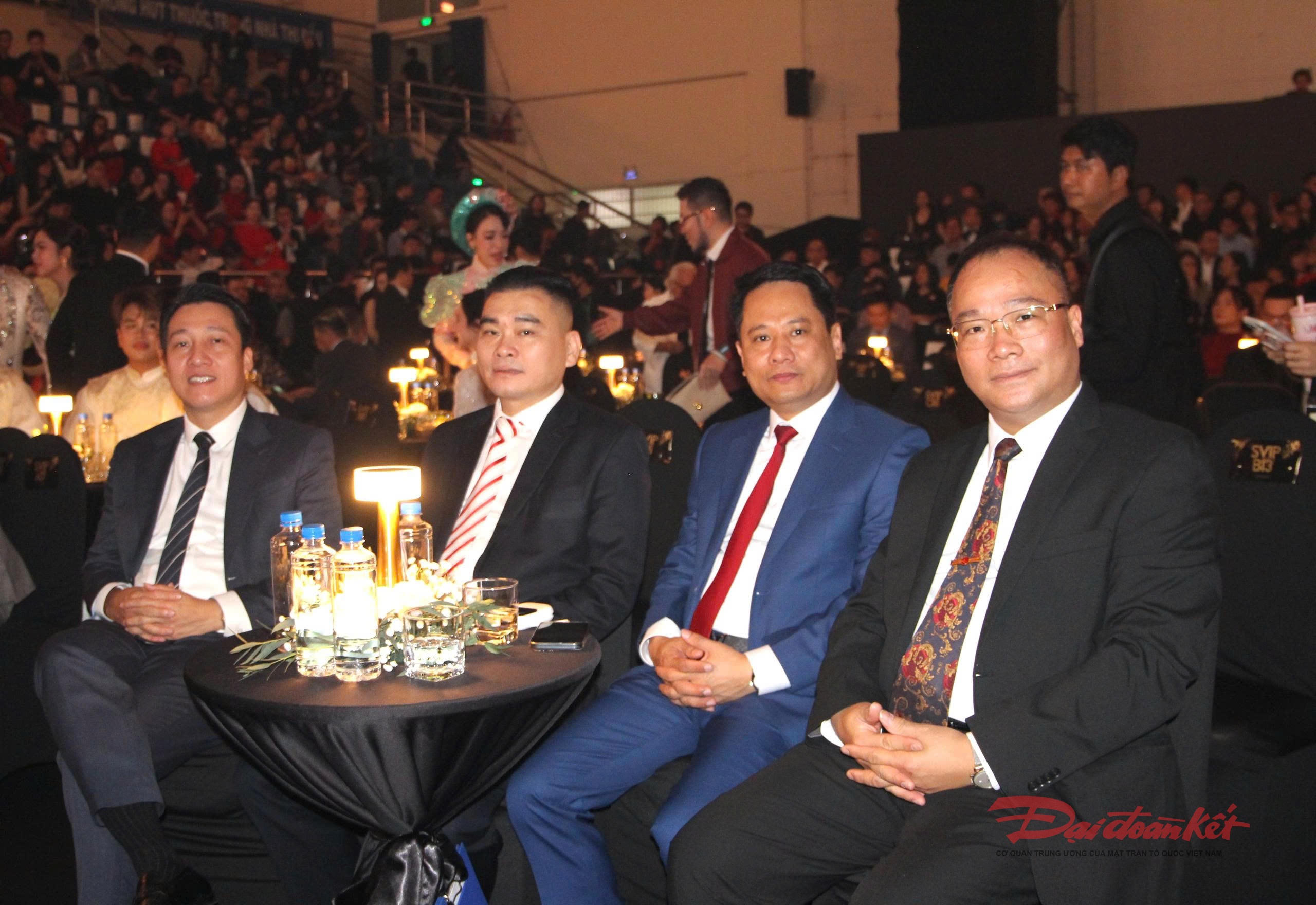 Các lãnh đạo Báo Đại đoàn Kết dự Lễ trao giải thưởng Tinh Hoa Việt tối 26/1. Ảnh: Q.Định