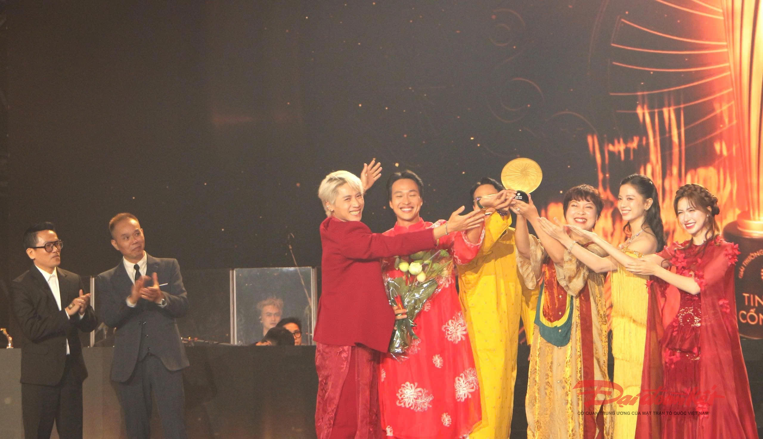 Nhóm ê-kip "Mưa đỏ" ăn mừng chiến thắng ở hạng mục "Tinh hoa Điện ảnh". Ảnh: Quốc Định.