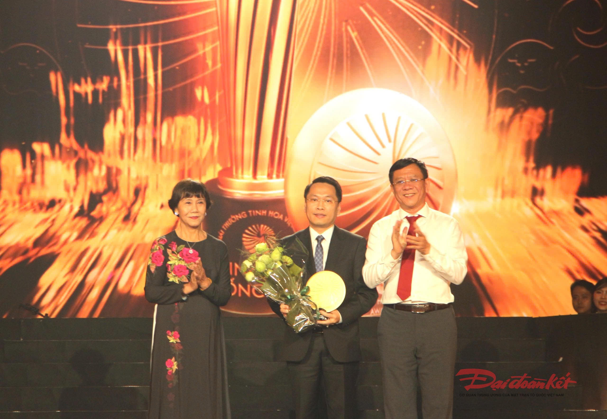 Ông Nguyễn Ngọc Hồi và TS Nguyễn Thị Hậu công bố và chúc mừng tác giả đạt giải. Ảnh: Q.Định.
