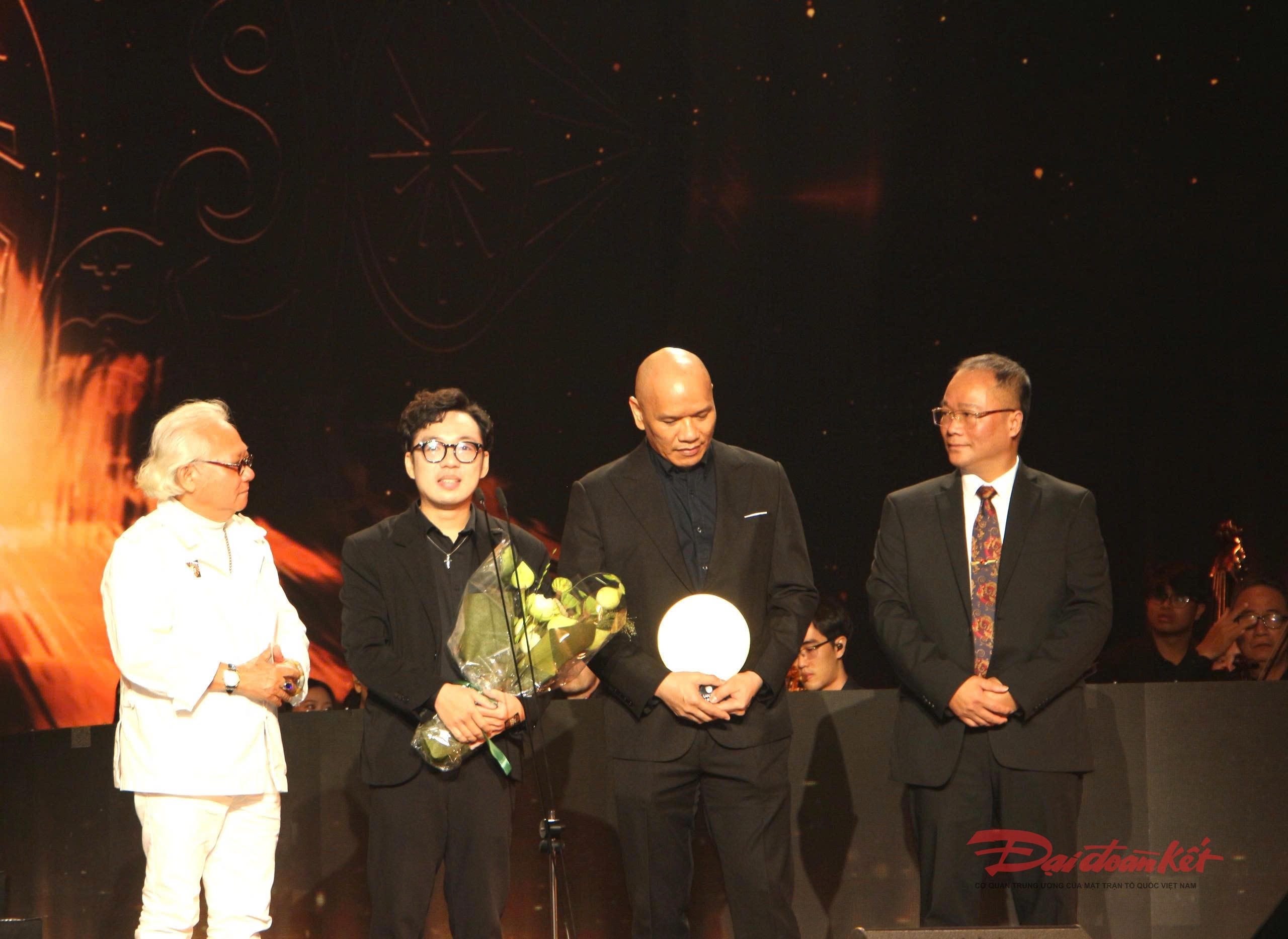 Tiến sĩ, nhà báo Nguyễn Đăng Khang - Phó Tổng Biên tập Báo Đại đoàn kết, Chủ tịch Hội đồng Giám khảo và Nhiếp ảnh gia Giản Thanh Sơn công bố&nbsp;hạng mục “Lan toả văn hoá Việt”. Ảnh: Quốc Định.