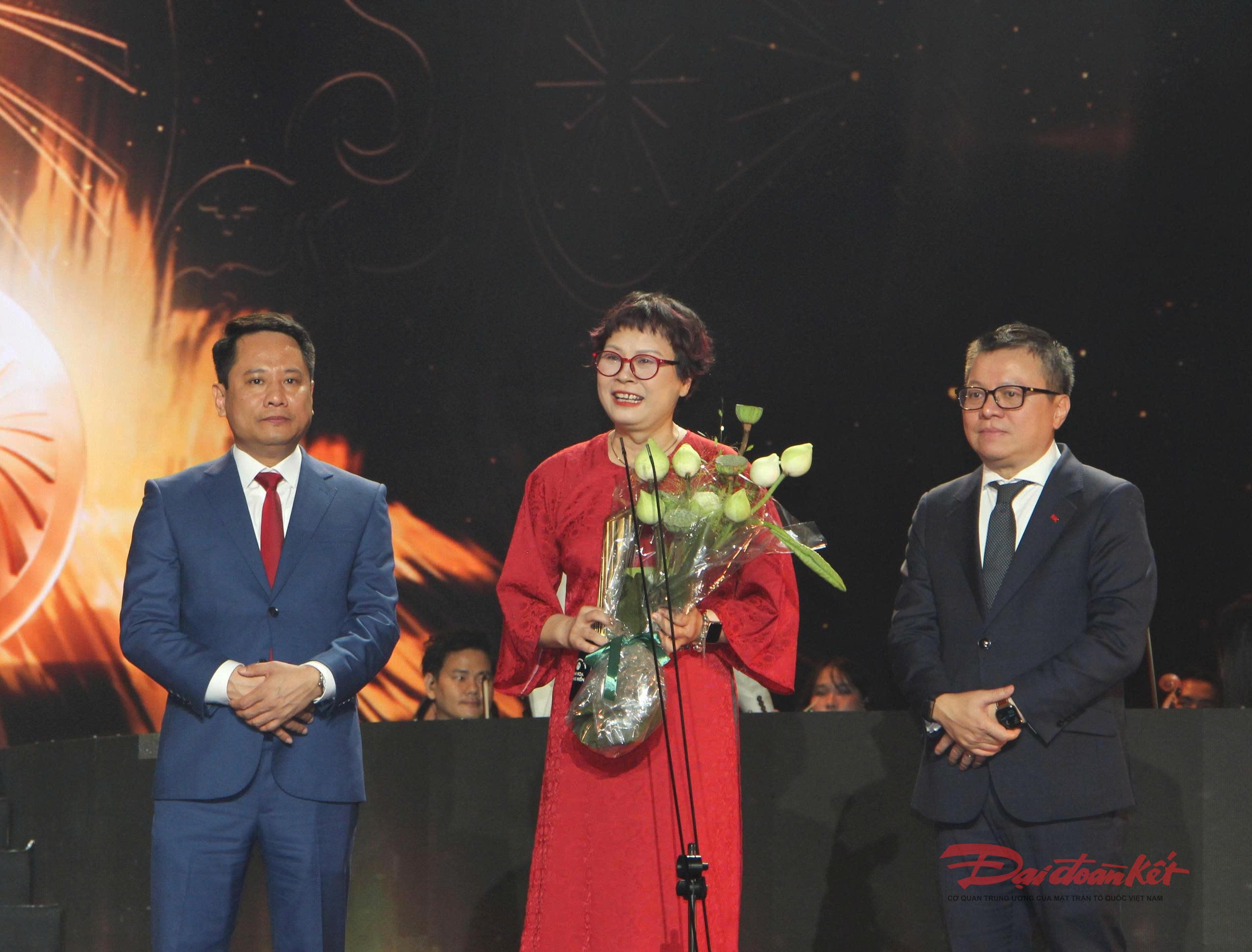 Đại diện gia đình Nhạc sĩ Phạm Tuyên chia sẻ cảm xúc nhận giải thưởng "Tinh hoa Cống hiến". Ảnh: Quốc Định.