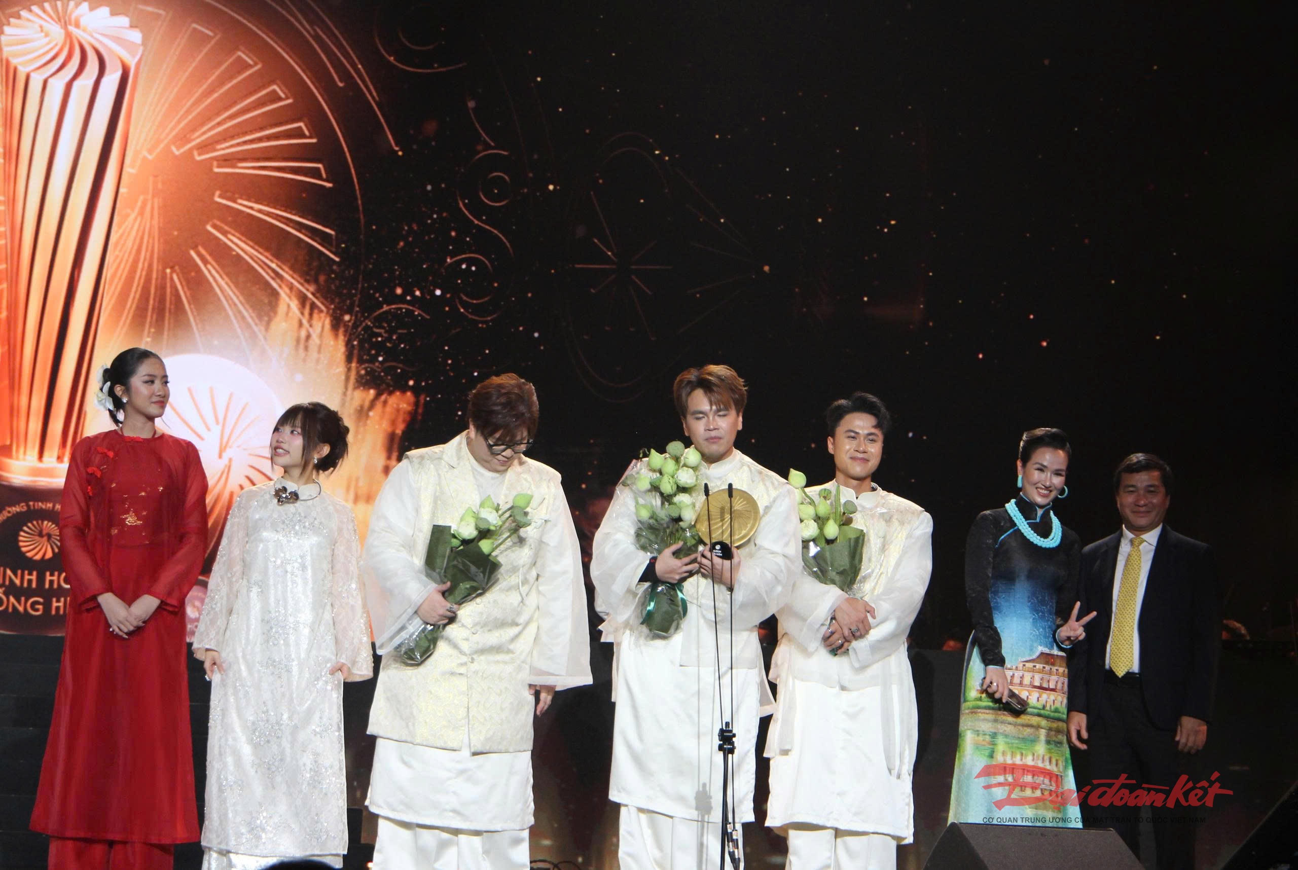 Nhóm DTAP xuất sắc chiến thắng ở liên tiếp 2 hạng mục của Giải thưởng Tinh Hoa Việt năm 2025. Ảnh: Quốc Định.