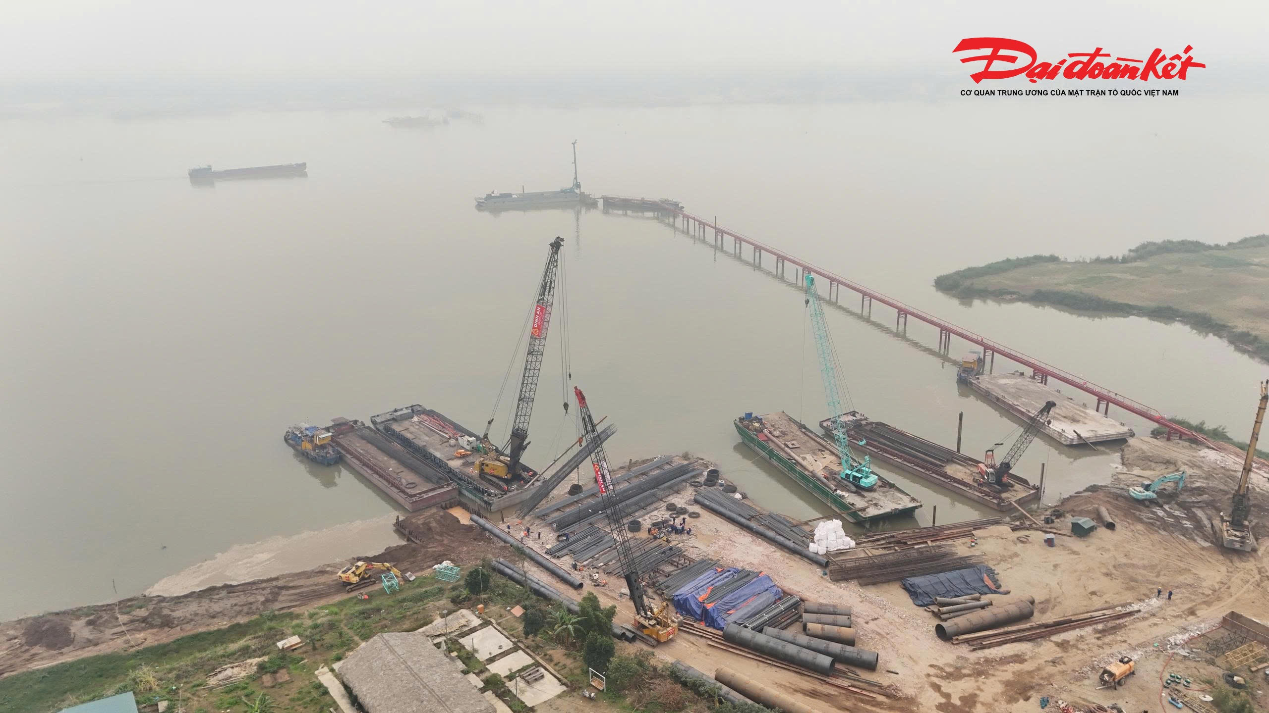 Dự án được khởi công ngày 8/10/2025, theo ghi nhận của PV Báo Đại đoàn kết, sau hơn 3 tháng triển khai, các nhà thầu đang tập trung nhân lực, thiết bị, triển khai đồng loạt 5 mũi thi công khoan cọc nhồi. Đến nay, đã hoàn thành 61/1.154 cọc. Trong đó, hạng mục cầu chính đã hoàn thành 3/118 cọc và đang tiếp tục hoàn thiện công tác hạ ống vách để thi công cọc khoan nhồi tại các trụ P29, P31. Đối với cầu dẫn, nhà thầu đã khoan được 59/964 cọc, chủ yếu tại khu vực bờ Bắc, các trụ P38, P39, P40 và P41.