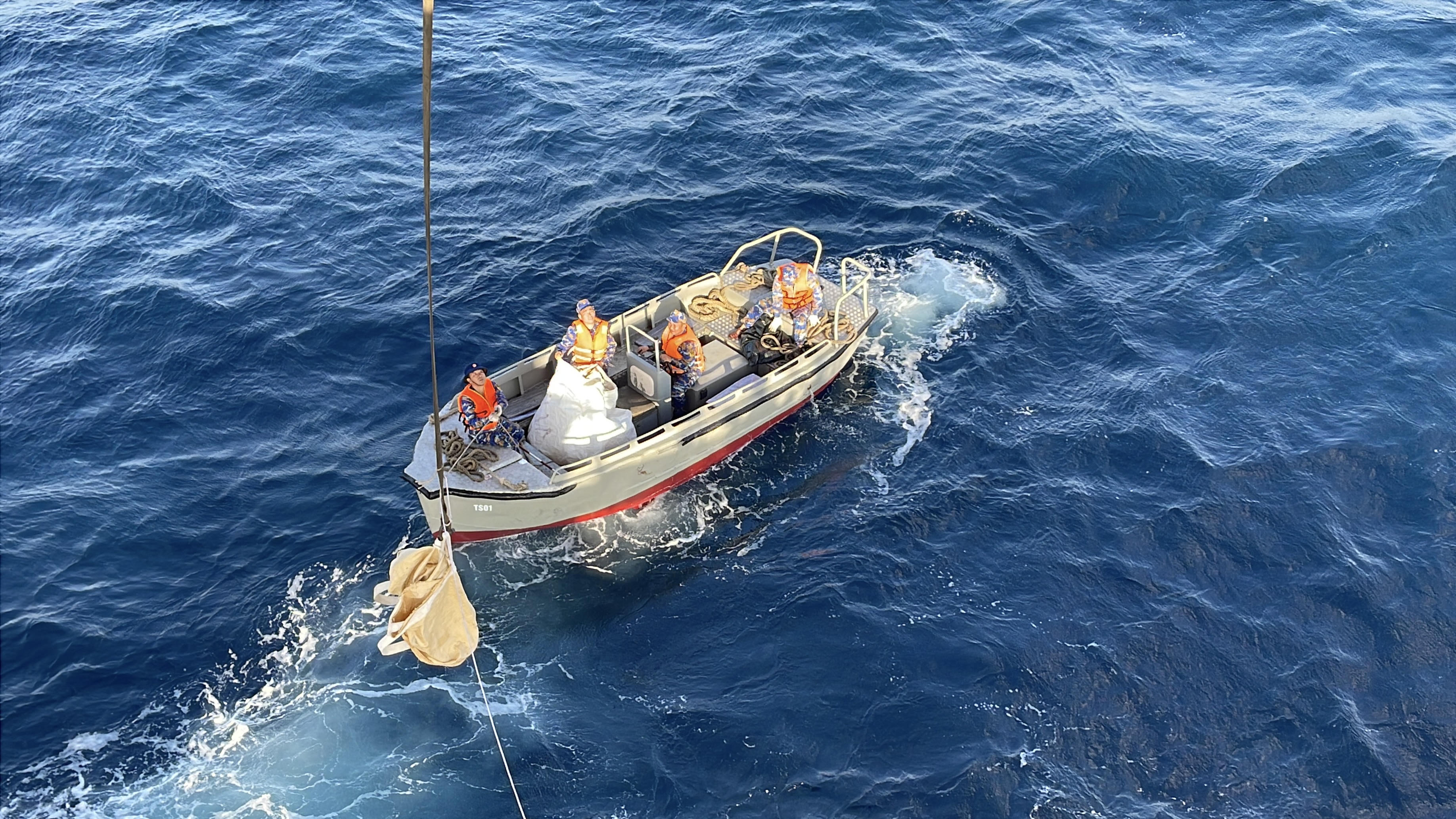 Theo tìm hiểu, khi sóng gió trên cấp 5 thì cách duy nhất để tiếp cận nhà giàn DK1 là đu dây. Ảnh: Đoàn Xá.&nbsp;
