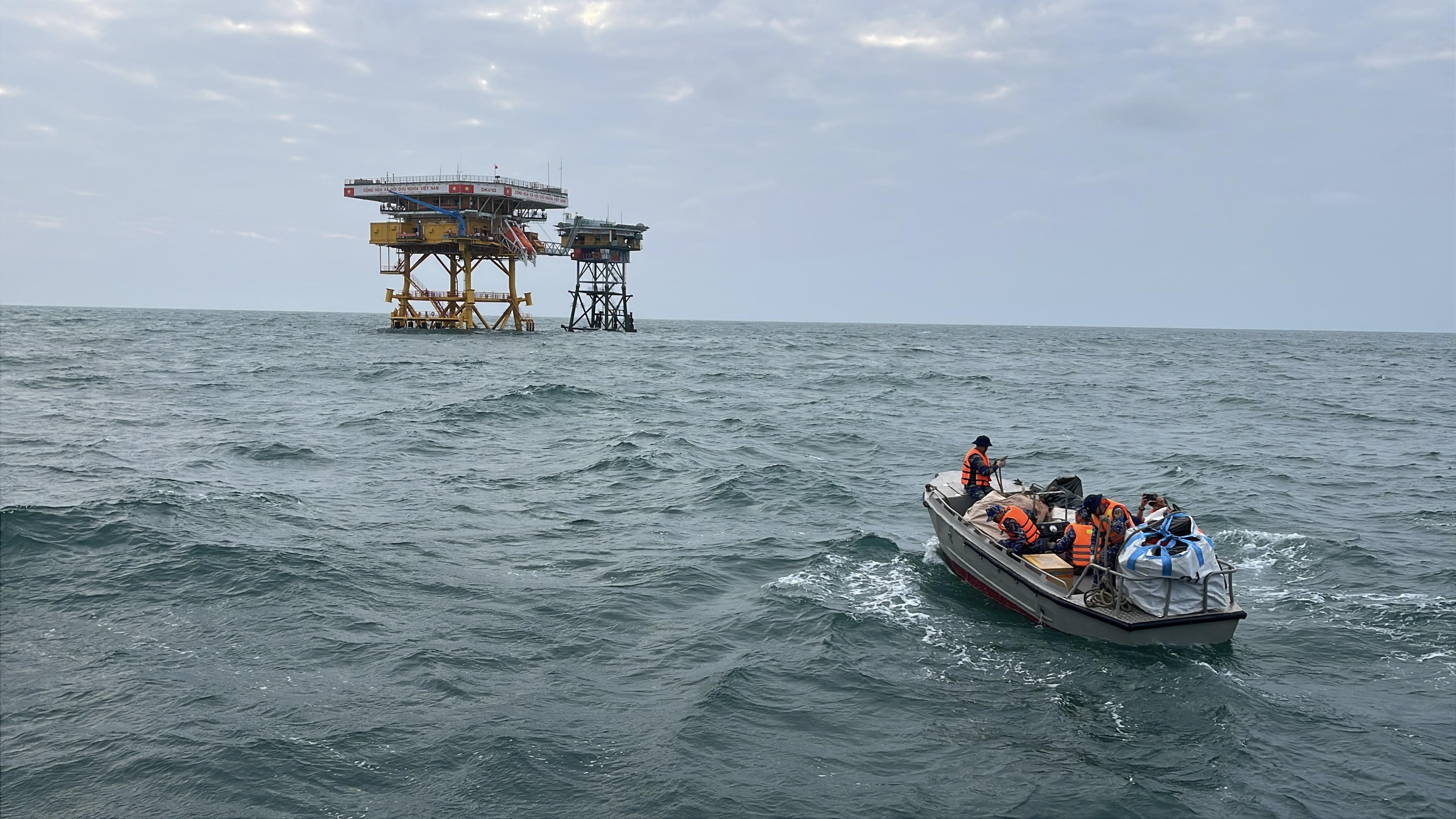 Vì các nhà giàn DK1 nằm trên bãi cạn nên ca nô là phương tiện duy nhất có thể tiếp cận. Ảnh: Đoàn Xá.