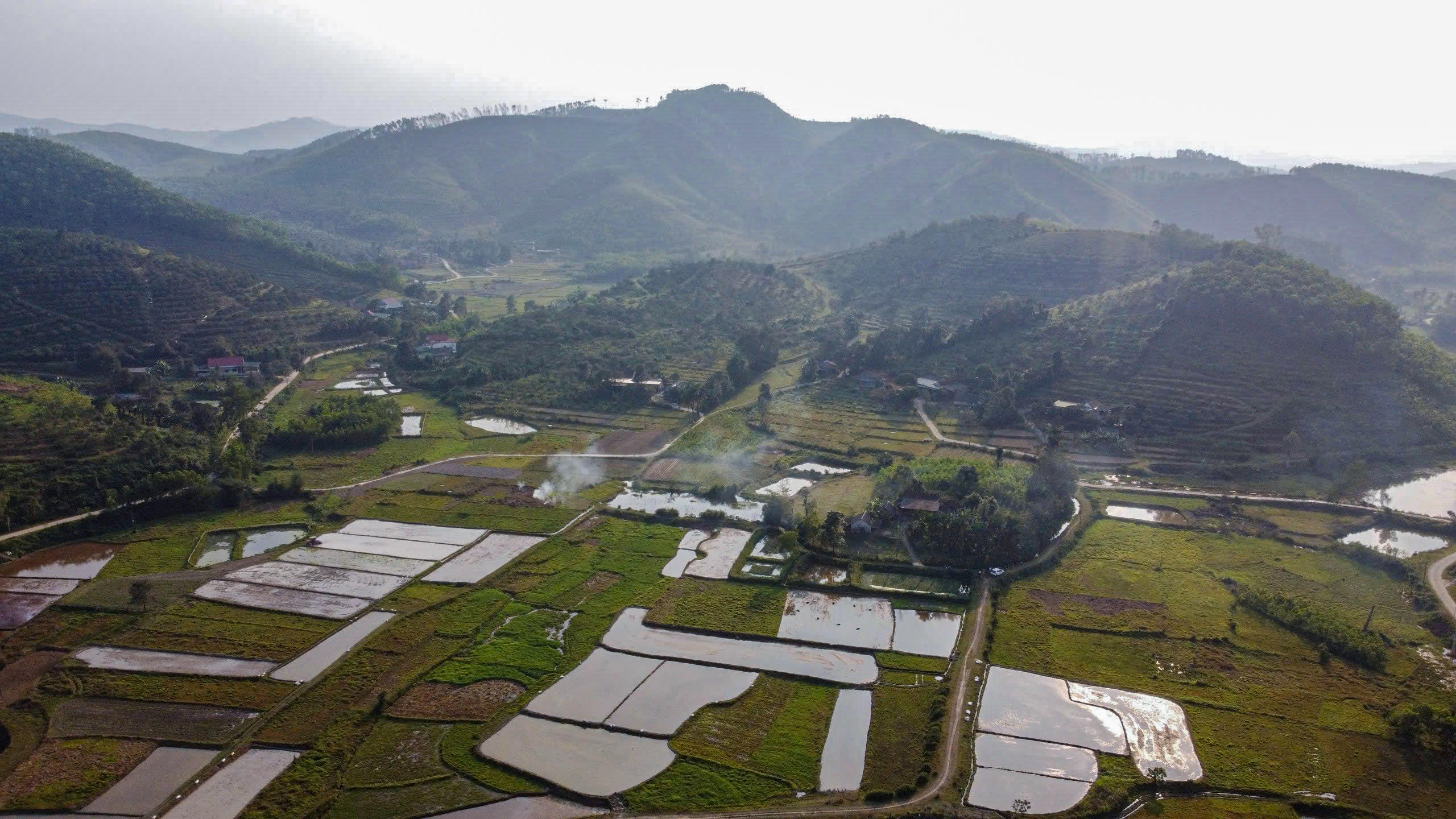 Kim Hoa là xã miền núi, có nhiều ao hồ, khe trũng xen kẽ trong vườn đồi. Ảnh: Cẩm Kỳ&nbsp;